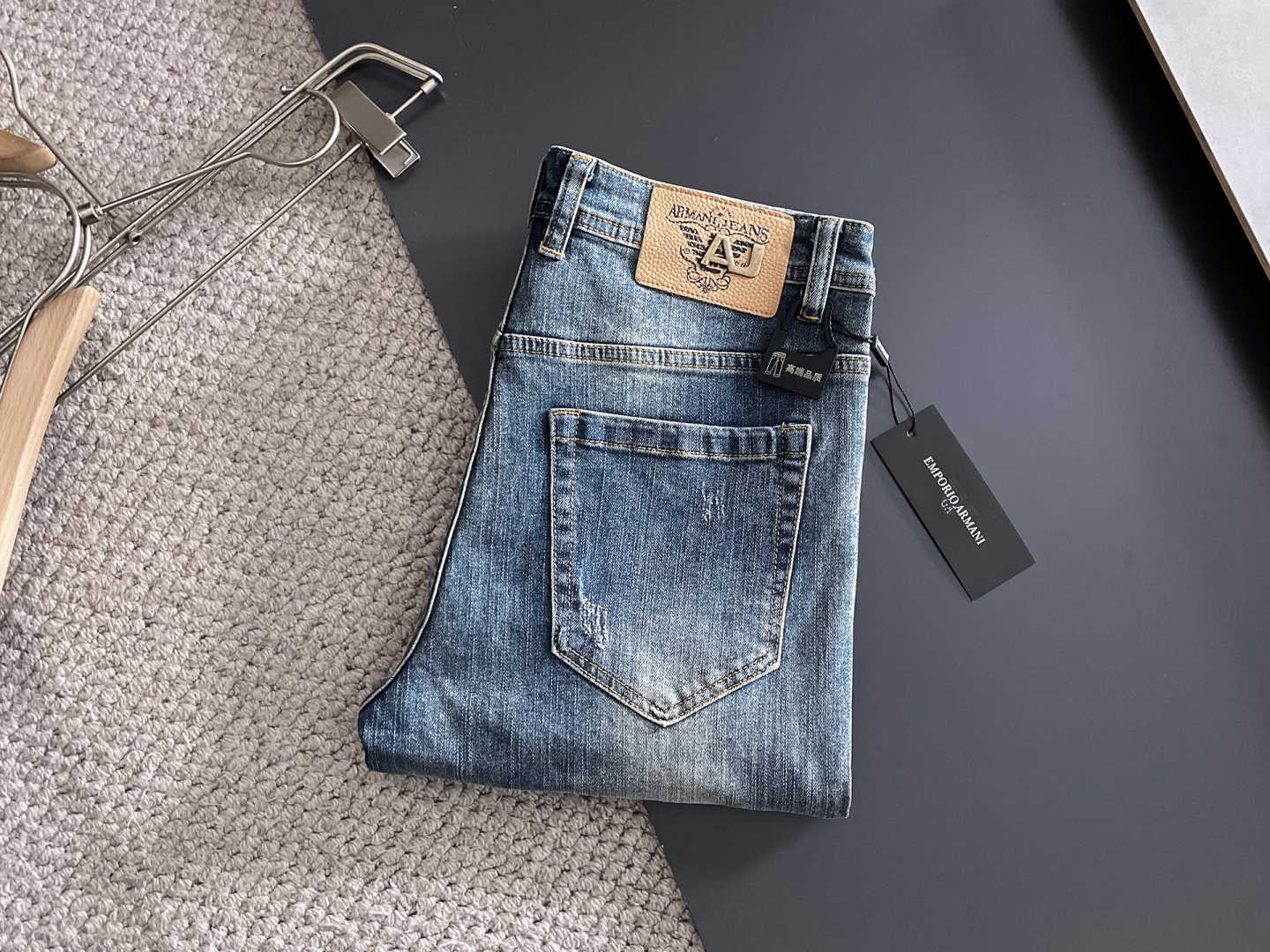 NO:625893,Armani Armani men's denim jeans, official album and poster wear style!  High-grade imported denim raw color fabrics are supplied to customers, and the pure 13oz denim fabrics from Okayama, Japan are specially selected. Heavy-duty environmentally friendly plant enzyme washing process is used. The texture has a light retro color, which is quite beautiful and is very suitable for autumn and winter color matching. The fabric is soft and delicate after washing, but has strong bones and a slight stretch, providing an excellent comfortable experience. There is no damage from any technological elements throughout the body, retaining the purest tannin color!  The details throughout the body are perfect, exquisite and sophisticated. The latest leather label on the waist highlights the brand's characteristics. The hardware accessories, leather label and wiring all reflect the craftsmanship!  The silhouette is perfectly tailored and has excellent butt lift and slimming effect. It can be easily matched with any top in the wardrobe. It has wide compatibility and is suitable for various daily wear. The upper body is full of style. It is a must-have trousers for those who are obsessed with quality control and 1V!  Size 29-38 (not 35.37),,armani,armani,jeans,alexander wang19860909Armani 阿玛尼 男士丹宁牛仔裤,官宣画册海报穿搭款！ 客供高级进口的丹宁原色面料,特选日本冈山纯正13oz 盎司牛仔布料,重磅环保植物酵素水洗工艺,肌理有着淡淡的复古色彩,相当漂亮,极符合秋冬的配色,面料经过水洗后柔软细腻,但筋骨感极强,且略带弹力,提供了绝佳的舒适体验,通身无任何工艺元素破坏,保留了最纯粹的丹宁本色！通身细节完美如斯,精湛且考究,最新的腰部皮标彰显了品牌特质,五金配件、皮标、走线无不体现出匠心工艺！版型剪裁完美,提臀修身效果绝佳,可轻松横扫衣橱任何的上装搭配,兼容性广泛,满足于日常各种穿搭,上身型款十足,于品质控及1V迷控者必入型裤装！ 尺码29—38（没35.37）,,armani,armani,jeans,alexander wang,Men's clothing