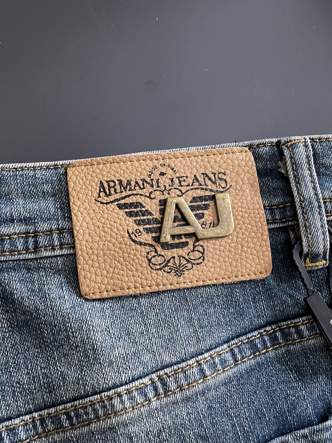 Armani 阿玛尼 男士丹宁牛仔裤，官宣画册海报穿搭款！ 客供高级进口的丹宁原色面料，特选日本冈山纯正