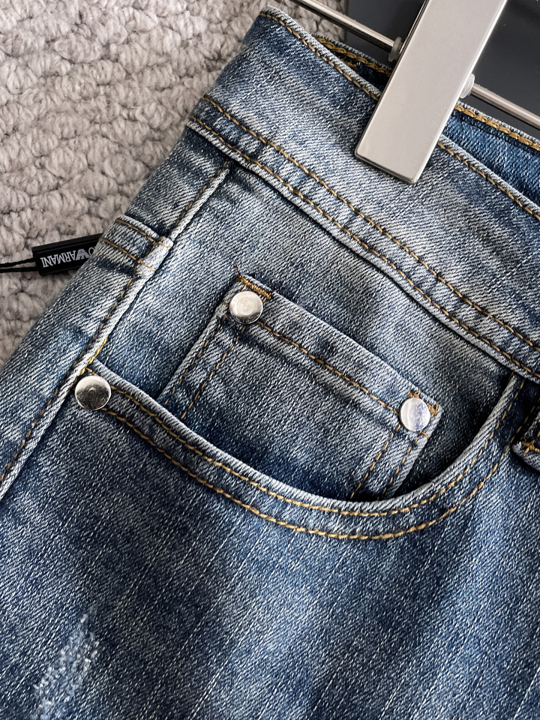 Armani 阿玛尼 男士丹宁牛仔裤，官宣画册海报穿搭款！ 客供高级进口的丹宁原色面料，特选日本冈山纯正