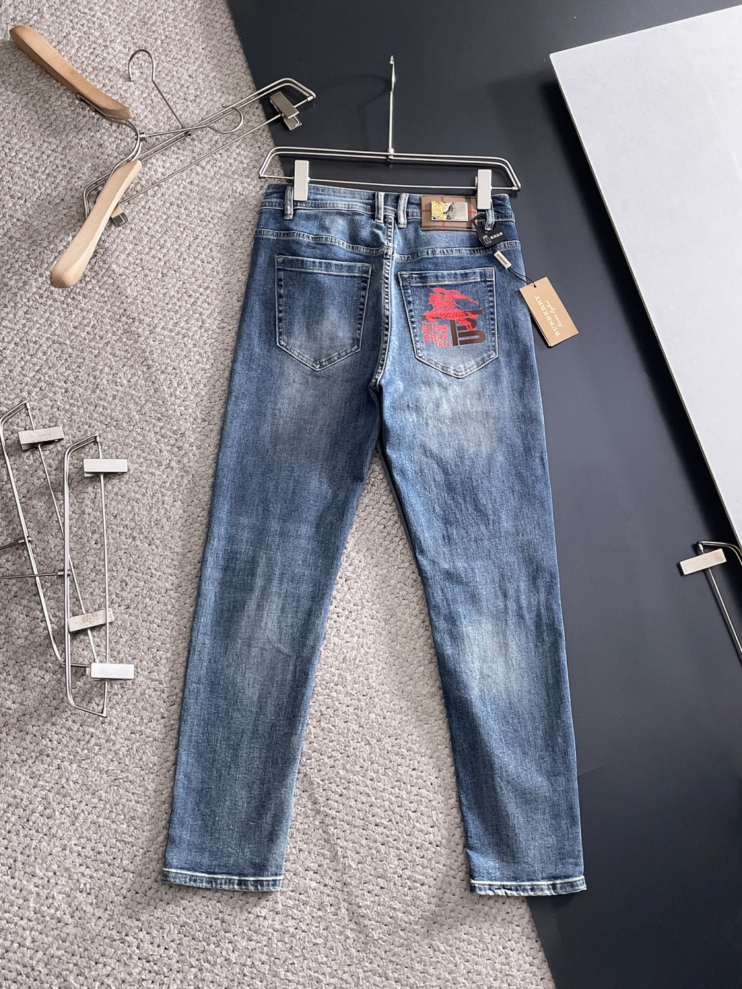 Burberry 巴宝莉 男士丹宁牛仔裤，官宣画册海报穿搭款！ 客供高级进口的丹宁原色面料，特选日本冈山