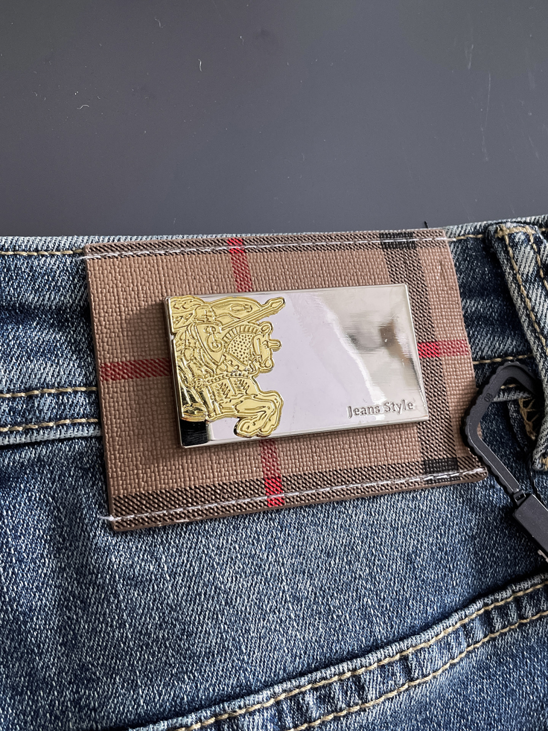 Burberry 巴宝莉 男士丹宁牛仔裤，官宣画册海报穿搭款！ 客供高级进口的丹宁原色面料，特选日本冈山