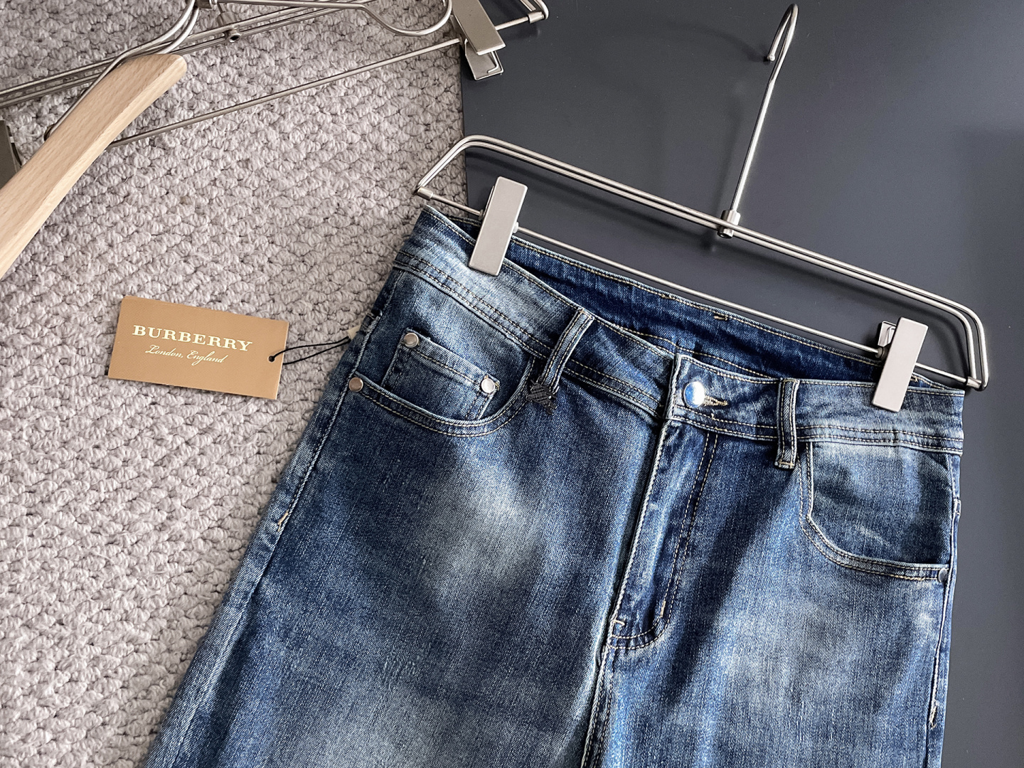 Burberry 巴宝莉 男士丹宁牛仔裤，官宣画册海报穿搭款！ 客供高级进口的丹宁原色面料，特选日本冈山