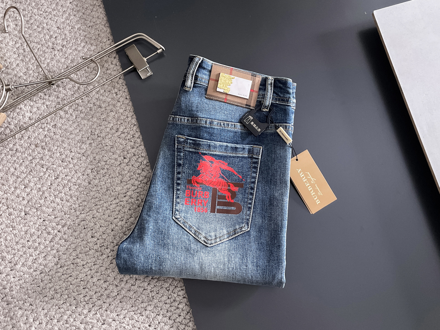 Burberry 巴宝莉 男士丹宁牛仔裤，官宣画册海报穿搭款！ 客供高级进口的丹宁原色面料，特选日本冈山