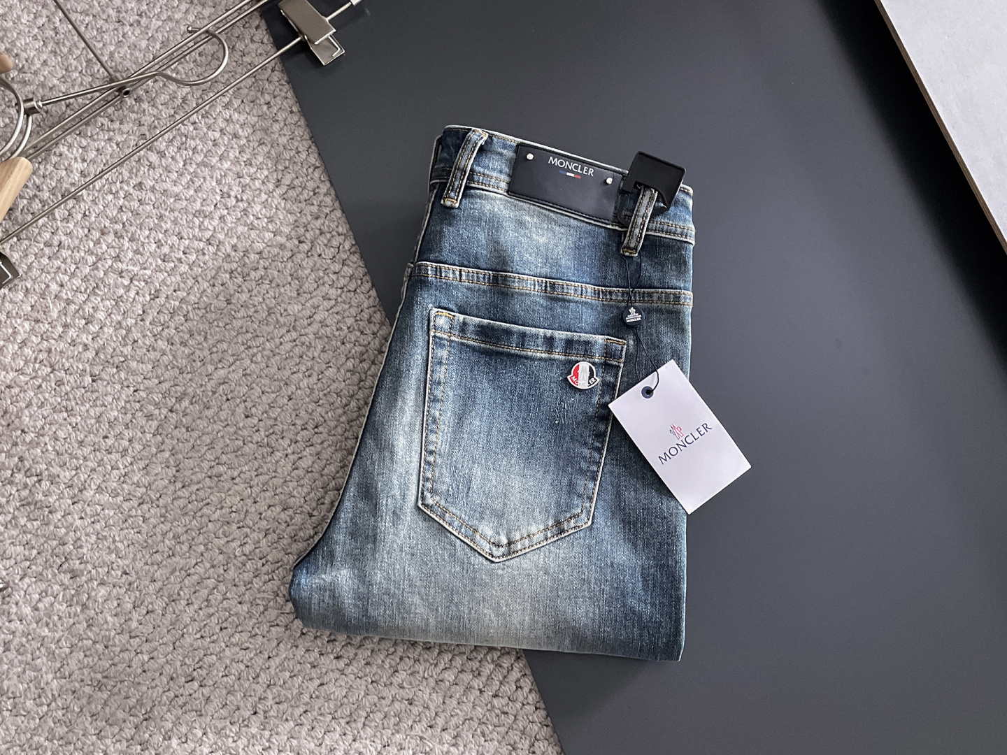 NO:625900,Men's denim jeans, official album and poster outfit!  High-grade imported denim raw color fabrics are supplied to customers, and the pure 13oz denim fabrics from Okayama, Japan are specially selected. Heavy-duty environmentally friendly plant enzyme washing process is used. The texture has a light retro color, which is quite beautiful and is very suitable for autumn and winter color matching. The fabric is soft and delicate after washing, but has strong bones and a slight stretch, providing an excellent comfortable experience. There is no damage from any technological elements throughout the body, retaining the purest tannin color!  The details throughout the body are perfect, exquisite and sophisticated. The latest leather label on the waist highlights the brand's characteristics. The hardware accessories, leather label and wiring all reflect the craftsmanship!  The silhouette is perfectly tailored and has excellent butt lift and slimming effect. It can be easily matched with any top in the wardrobe. It has wide compatibility and is suitable for various daily wear. The upper body is full of style. It is a must-have trousers for those who are obsessed with quality control and 1V!  Size 29-38 (not 35.37),,Moncler,jeans,alexander wang19860909蒙口 男士丹宁牛仔裤,官宣画册海报穿搭款！ 客供高级进口的丹宁原色面料,特选日本冈山纯正13oz 盎司牛仔布料,重磅环保植物酵素水洗工艺,肌理有着淡淡的复古色彩,相当漂亮,极符合秋冬的配色,面料经过水洗后柔软细腻,但筋骨感极强,且略带弹力,提供了绝佳的舒适体验,通身无任何工艺元素破坏,保留了最纯粹的丹宁本色！通身细节完美如斯,精湛且考究,最新的腰部皮标彰显了品牌特质,五金配件、皮标、走线无不体现出匠心工艺！版型剪裁完美,提臀修身效果绝佳,可轻松横扫衣橱任何的上装搭配,兼容性广泛,满足于日常各种穿搭,上身型款十足,于品质控及1V迷控者必入型裤装！ 尺码29—38（没35.37）,,Moncler,jeans,alexander wang,Men's clothing