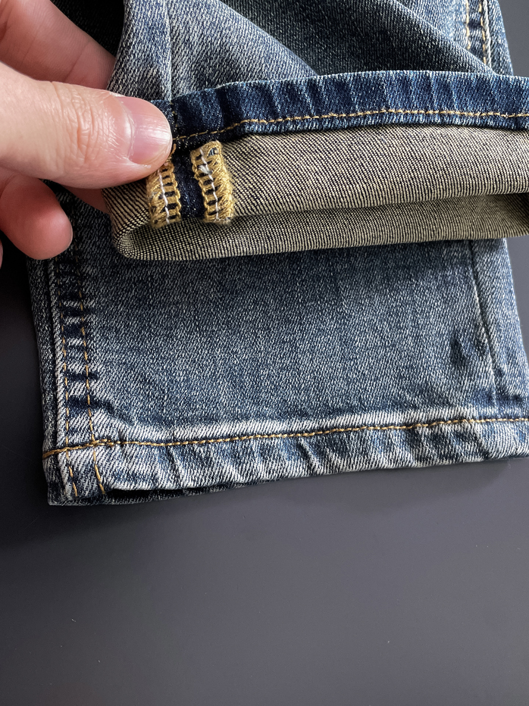 蒙口 男士丹宁牛仔裤，官宣画册海报穿搭款！ 客供高级进口的丹宁原色面料，特选日本冈山纯正13oz 盎司牛