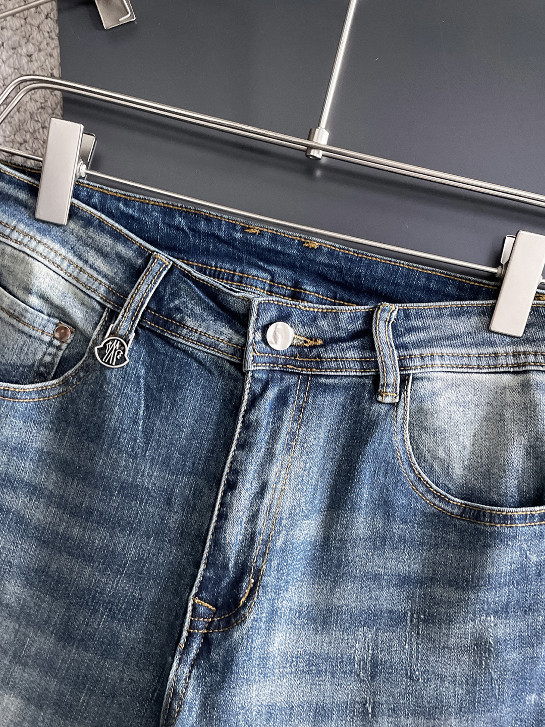 蒙口 男士丹宁牛仔裤，官宣画册海报穿搭款！ 客供高级进口的丹宁原色面料，特选日本冈山纯正13oz 盎司牛