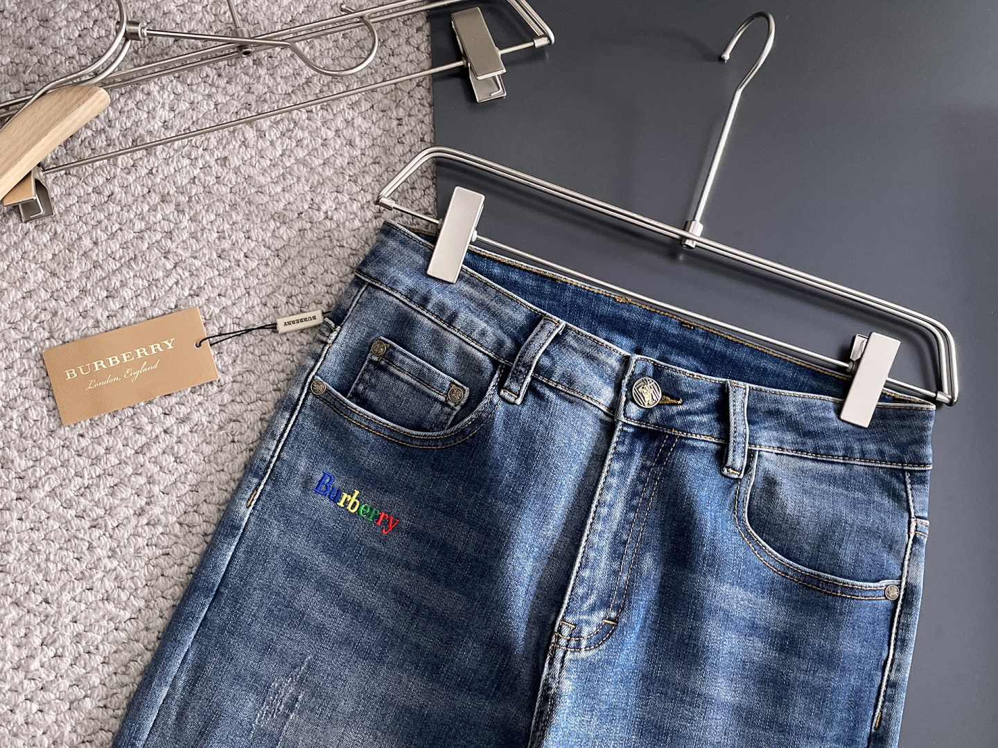 Burberry 巴宝莉 男士丹宁牛仔裤，官宣画册海报穿搭款！ 客供高级进口的丹宁原色面料，特选日本冈山