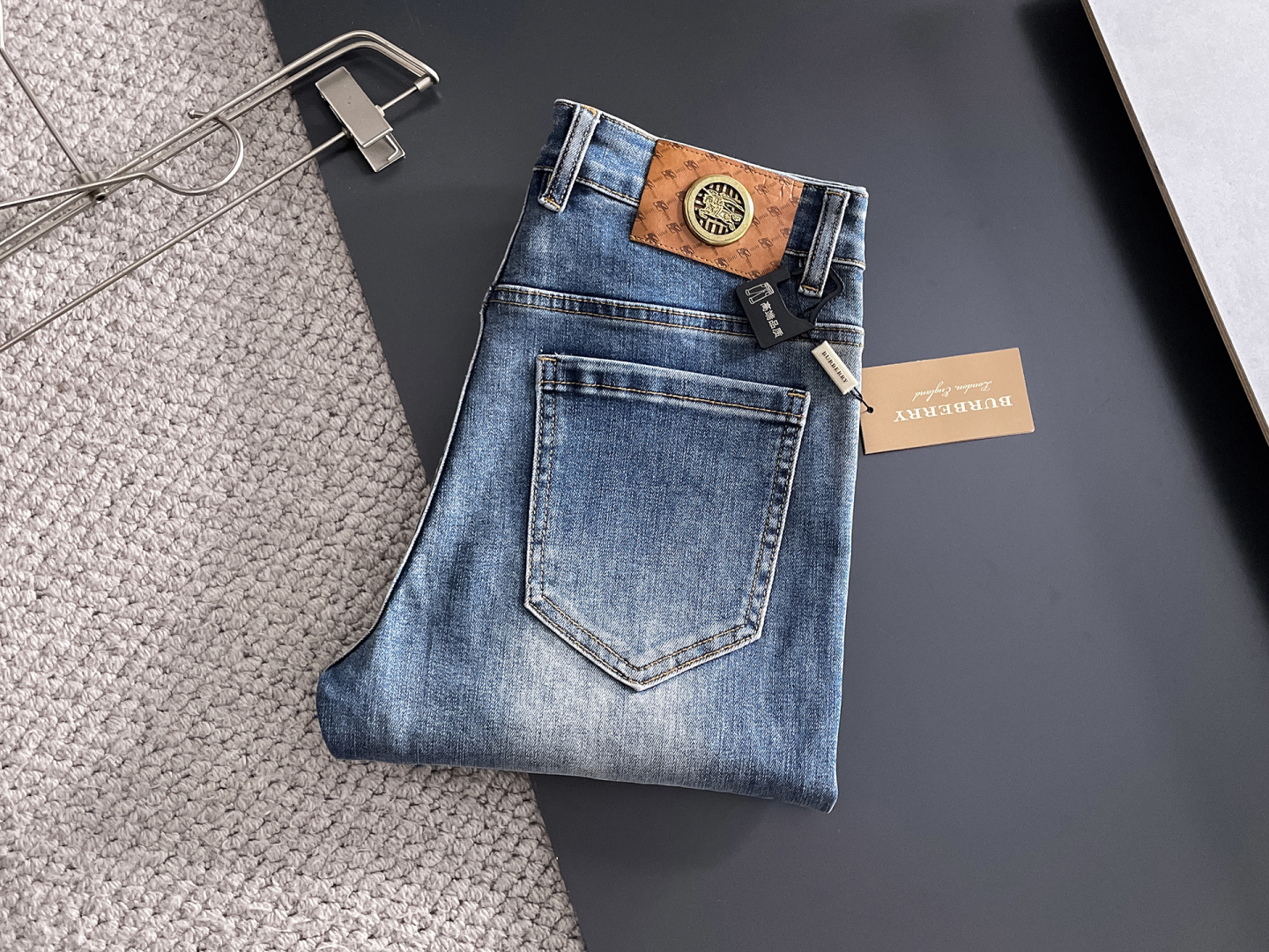 NO:625873,Burberry men's denim jeans, official album and poster outfit style!  High-grade imported denim raw color fabrics are supplied to customers, and the pure 13oz denim fabrics from Okayama, Japan are specially selected. Heavy-duty environmentally friendly plant enzyme washing process is used. The texture has a light retro color, which is quite beautiful and is very suitable for autumn and winter color matching. The fabric is soft and delicate after washing, but has strong bones and a slight stretch, providing an excellent comfortable experience. There is no damage from any technological elements throughout the body, retaining the purest tannin color!  The details throughout the body are perfect, exquisite and sophisticated. The latest leather label on the waist highlights the brand's characteristics. The hardware accessories, leather label and wiring all reflect the craftsmanship!  The silhouette is perfectly tailored and has excellent butt lift and slimming effect. It can be easily matched with any top in the wardrobe. It has wide compatibility and is suitable for various daily wear. The upper body is full of style. It is a must-have trousers for those who are obsessed with quality control and 1V!  Size 29-38 (not 35.37),,burberry,burberry,jeans,alexander wang19860909Burberry 巴宝莉 男士丹宁牛仔裤,官宣画册海报穿搭款！ 客供高级进口的丹宁原色面料,特选日本冈山纯正13oz 盎司牛仔布料,重磅环保植物酵素水洗工艺,肌理有着淡淡的复古色彩,相当漂亮,极符合秋冬的配色,面料经过水洗后柔软细腻,但筋骨感极强,且略带弹力,提供了绝佳的舒适体验,通身无任何工艺元素破坏,保留了最纯粹的丹宁本色！通身细节完美如斯,精湛且考究,最新的腰部皮标彰显了品牌特质,五金配件、皮标、走线无不体现出匠心工艺！版型剪裁完美,提臀修身效果绝佳,可轻松横扫衣橱任何的上装搭配,兼容性广泛,满足于日常各种穿搭,上身型款十足,于品质控及1V迷控者必入型裤装！ 尺码29—38（没35.37）,,burberry,burberry,jeans,alexander wang,Men's clothing