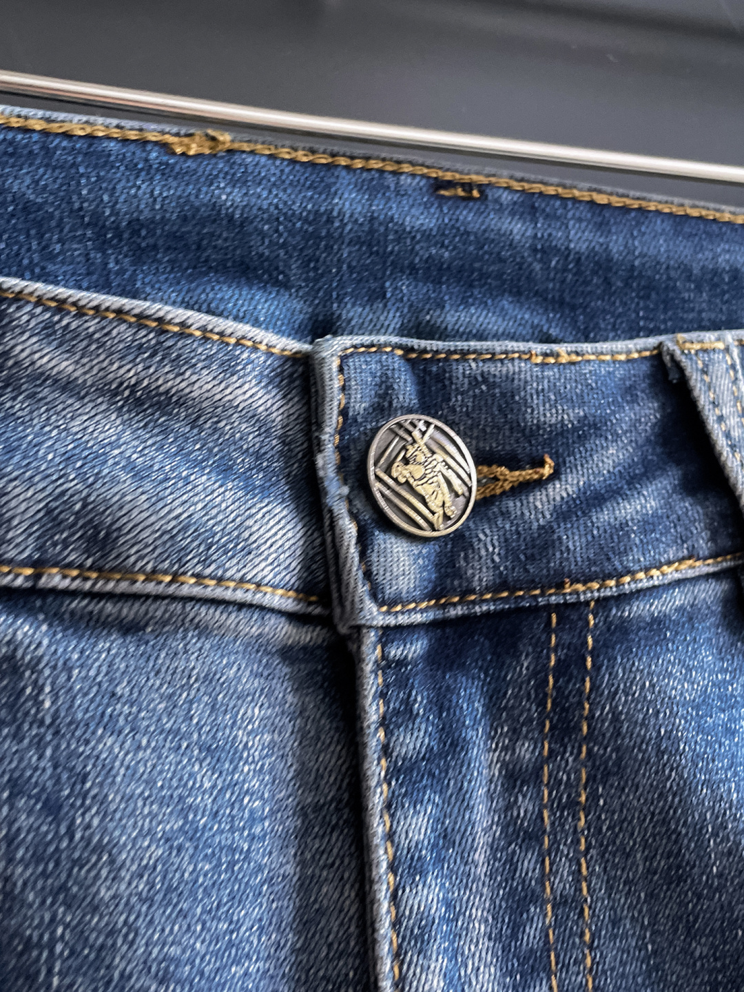 Burberry 巴宝莉 男士丹宁牛仔裤，官宣画册海报穿搭款！ 客供高级进口的丹宁原色面料，特选日本冈山