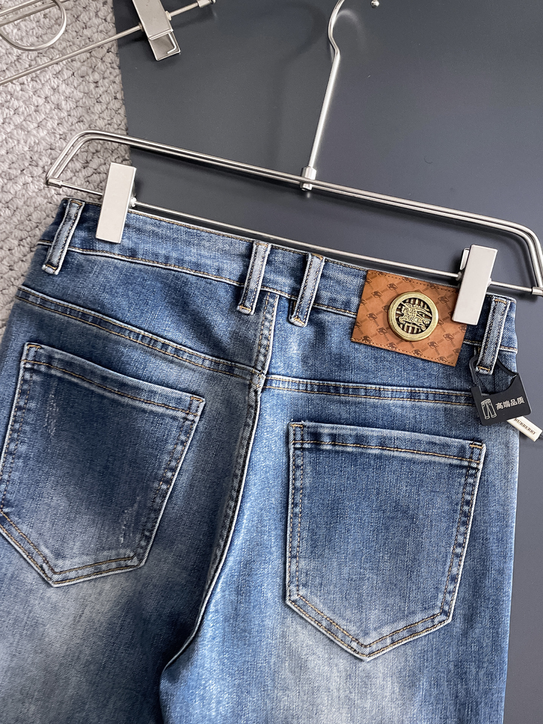 Burberry 巴宝莉 男士丹宁牛仔裤，官宣画册海报穿搭款！ 客供高级进口的丹宁原色面料，特选日本冈山