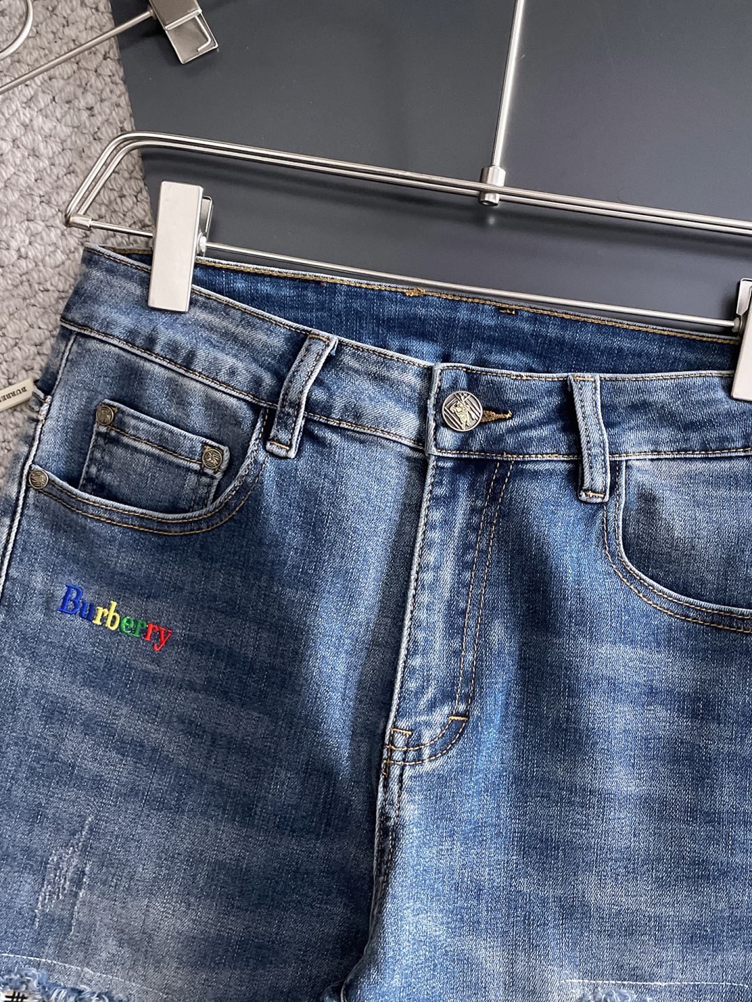 Burberry 巴宝莉 男士丹宁牛仔裤，官宣画册海报穿搭款！ 客供高级进口的丹宁原色面料，特选日本冈山