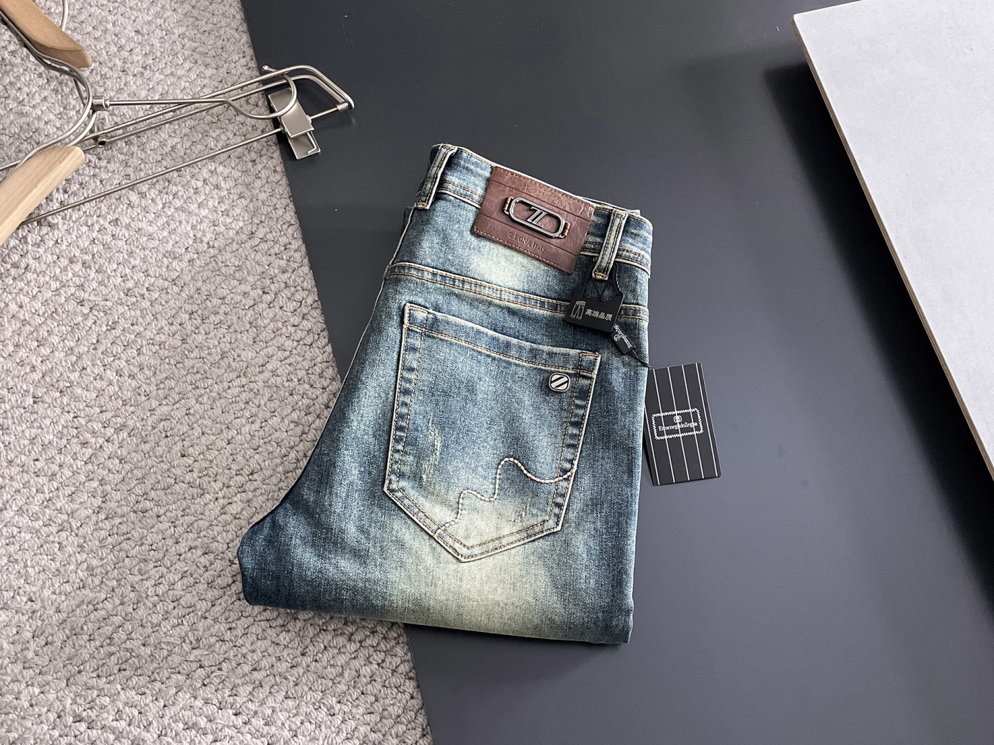 NO:629501,Ermenegildo Zegna men's denim jeans, official album and poster wear style!  High-grade imported denim raw color fabrics are supplied to customers, and the pure 13oz denim fabrics from Okayama, Japan are specially selected. Heavy-duty environmentally friendly plant enzyme washing process is used. The texture has a light retro color, which is quite beautiful and is very suitable for autumn and winter color matching. The fabric is soft and delicate after washing, but has strong bones and a slight stretch, providing an excellent comfortable experience. There is no damage from any technological elements throughout the body, retaining the purest tannin color!  The details throughout the body are perfect, exquisite and sophisticated. The latest leather label on the waist highlights the brand's characteristics. The hardware accessories, leather label and wiring all reflect the craftsmanship!  The silhouette is perfectly tailored and has excellent butt lift and slimming effect. It can be easily matched with any top in the wardrobe. It has wide compatibility and is suitable for various daily wear. The upper body is full of style. It is a must-have trousers for those who are obsessed with quality control and 1V!  Size 29-38 (not 35.37),,zegna,jeans,alexander wang19860909杰尼亚 男士丹宁牛仔裤,官宣画册海报穿搭款！ 客供高级进口的丹宁原色面料,特选日本冈山纯正13oz 盎司牛仔布料,重磅环保植物酵素水洗工艺,肌理有着淡淡的复古色彩,相当漂亮,极符合秋冬的配色,面料经过水洗后柔软细腻,但筋骨感极强,且略带弹力,提供了绝佳的舒适体验,通身无任何工艺元素破坏,保留了最纯粹的丹宁本色！通身细节完美如斯,精湛且考究,最新的腰部皮标彰显了品牌特质,五金配件、皮标、走线无不体现出匠心工艺！版型剪裁完美,提臀修身效果绝佳,可轻松横扫衣橱任何的上装搭配,兼容性广泛,满足于日常各种穿搭,上身型款十足,于品质控及1V迷控者必入型裤装！ 尺码29—38（没35.37）,,zegna,jeans,alexander wang,Men's clothing