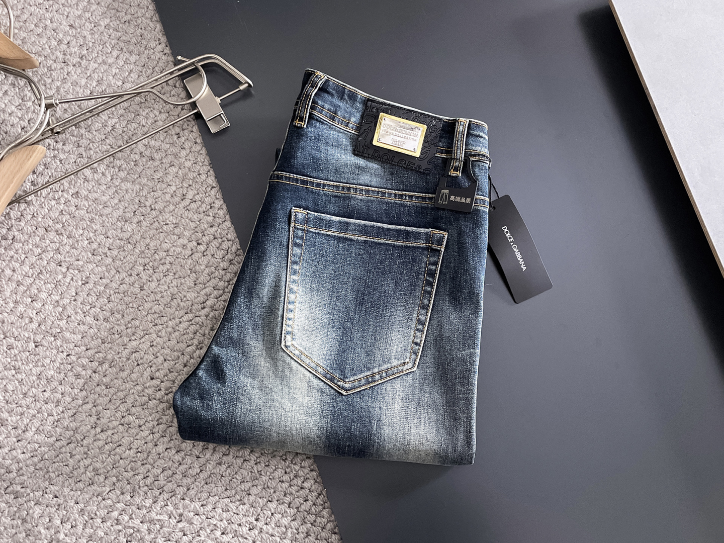 NO:629487,DG men's denim jeans, official album and poster outfit style!  High-grade imported denim raw color fabrics are supplied to customers, and the pure 13oz denim fabrics from Okayama, Japan are specially selected. Heavy-duty environmentally friendly plant enzyme washing process is used. The texture has a light retro color, which is quite beautiful and is very suitable for autumn and winter color matching. The fabric is soft and delicate after washing, but has strong bones and a slight stretch, providing an excellent comfortable experience. There is no damage from any technological elements throughout the body, retaining the purest tannin color!  The details throughout the body are perfect, exquisite and sophisticated. The latest leather label on the waist highlights the brand's characteristics. The hardware accessories, leather label and wiring all reflect the craftsmanship!  The silhouette is perfectly tailored and has excellent butt lift and slimming effect. It can be easily matched with any top in the wardrobe. It has wide compatibility and is suitable for various daily wear. The upper body is full of style. It is a must-have trousers for those who are obsessed with quality control and 1V!  Size 29-38 (not 35.37),,jeans,alexander wang19860909DG 男士丹宁牛仔裤,官宣画册海报穿搭款！ 客供高级进口的丹宁原色面料,特选日本冈山纯正13oz 盎司牛仔布料,重磅环保植物酵素水洗工艺,肌理有着淡淡的复古色彩,相当漂亮,极符合秋冬的配色,面料经过水洗后柔软细腻,但筋骨感极强,且略带弹力,提供了绝佳的舒适体验,通身无任何工艺元素破坏,保留了最纯粹的丹宁本色！通身细节完美如斯,精湛且考究,最新的腰部皮标彰显了品牌特质,五金配件、皮标、走线无不体现出匠心工艺！版型剪裁完美,提臀修身效果绝佳,可轻松横扫衣橱任何的上装搭配,兼容性广泛,满足于日常各种穿搭,上身型款十足,于品质控及1V迷控者必入型裤装！ 尺码29—38（没35.37）,,jeans,alexander wang,Men's clothing