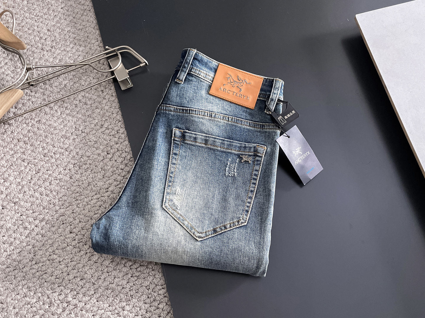 NO:629496,Arc'teryx men's denim jeans, official album and poster wear style!  High-grade imported denim raw color fabrics are supplied to customers, and the pure 13oz denim fabrics from Okayama, Japan are specially selected. Heavy-duty environmentally friendly plant enzyme washing process is used. The texture has a light retro color, which is quite beautiful and is very suitable for autumn and winter color matching. The fabric is soft and delicate after washing, but has strong bones and a slight stretch, providing an excellent comfortable experience. There is no damage from any technological elements throughout the body, retaining the purest tannin color!  The details throughout the body are perfect, exquisite and sophisticated. The latest leather label on the waist highlights the brand's characteristics. The hardware accessories, leather label and wiring all reflect the craftsmanship!  The silhouette is perfectly tailored and has excellent butt lift and slimming effect. It can be easily matched with any top in the wardrobe. It has wide compatibility and is suitable for various daily wear. The upper body is full of style. It is a must-have trousers for those who are obsessed with quality control and 1V!  Size 29-38 (not 35.37),arc'teryx,jeans,alexander wang19860909始祖鸟 男士丹宁牛仔裤,官宣画册海报穿搭款！ 客供高级进口的丹宁原色面料,特选日本冈山纯正13oz 盎司牛仔布料,重磅环保植物酵素水洗工艺,肌理有着淡淡的复古色彩,相当漂亮,极符合秋冬的配色,面料经过水洗后柔软细腻,但筋骨感极强,且略带弹力,提供了绝佳的舒适体验,通身无任何工艺元素破坏,保留了最纯粹的丹宁本色！通身细节完美如斯,精湛且考究,最新的腰部皮标彰显了品牌特质,五金配件、皮标、走线无不体现出匠心工艺！版型剪裁完美,提臀修身效果绝佳,可轻松横扫衣橱任何的上装搭配,兼容性广泛,满足于日常各种穿搭,上身型款十足,于品质控及1V迷控者必入型裤装！ 尺码29—38（没35.37）,arc'teryx,jeans,alexander wang,Men's clothing