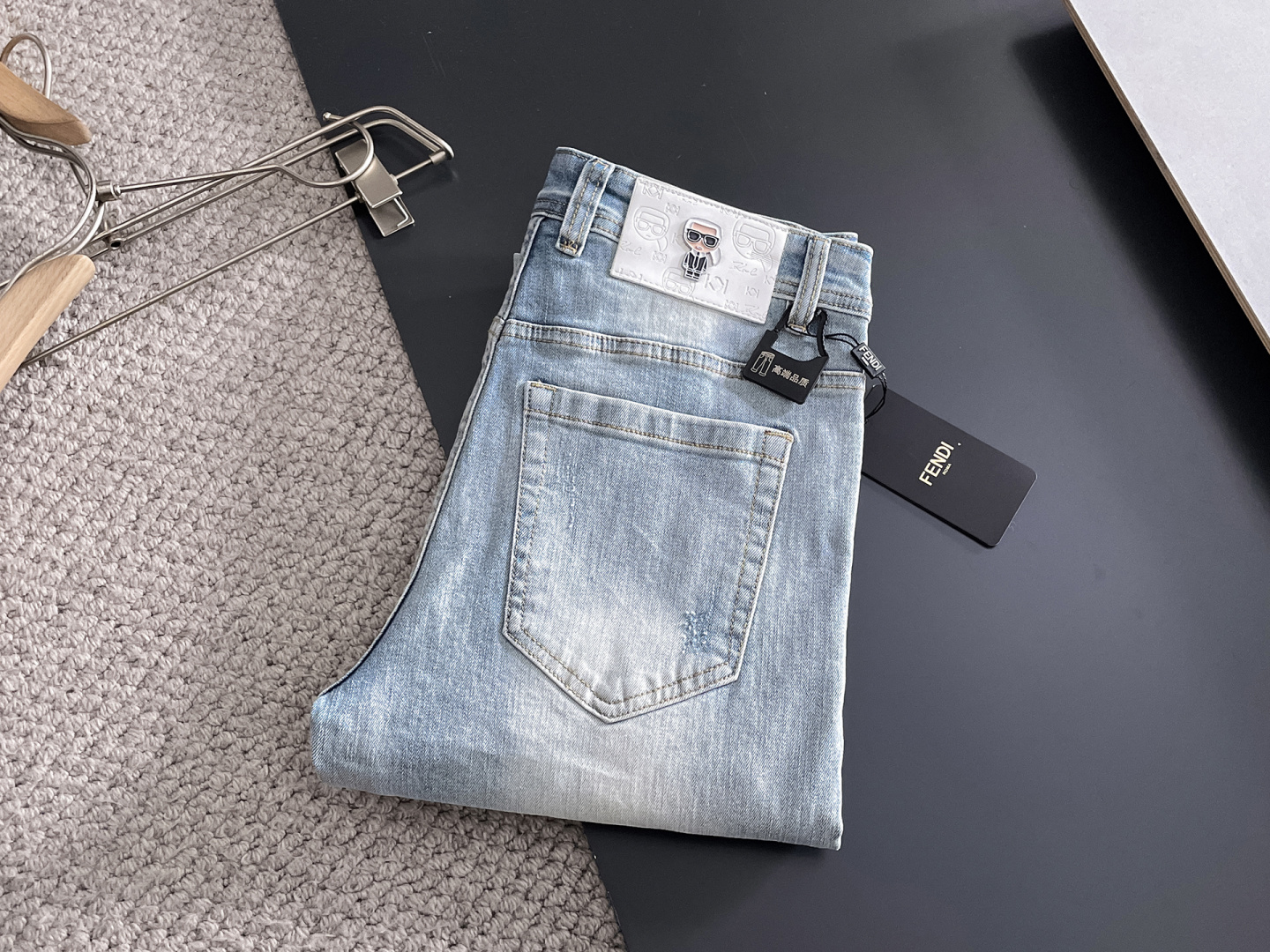 NO:629428,FENDI Fendi Men's Denim Jeans, Official Announcement Album and Poster Style!  High-grade imported denim raw color fabrics are supplied to customers, and the pure 13oz denim fabrics from Okayama, Japan are specially selected. Heavy-duty environmentally friendly plant enzyme washing process is used. The texture has a light retro color, which is quite beautiful and is very suitable for autumn and winter color matching. The fabric is soft and delicate after washing, but has strong bones and a slight stretch, providing an excellent comfortable experience. There is no damage from any technological elements throughout the body, retaining the purest tannin color!  The details throughout the body are perfect, exquisite and sophisticated. The latest leather label on the waist highlights the brand's characteristics. The hardware accessories, leather label and wiring all reflect the craftsmanship!  The silhouette is perfectly tailored and has excellent butt lift and slimming effect. It can be easily matched with any top in the wardrobe. It has wide compatibility and is suitable for various daily wear. The upper body is full of style. It is a must-have trousers for those who are obsessed with quality control and 1V!  Size 29-38 (not 35.37),,fendi,fendi,jeans,alexander wang19860909FENDI 芬迪 男士丹宁牛仔裤,官宣画册海报穿搭款！ 客供高级进口的丹宁原色面料,特选日本冈山纯正13oz 盎司牛仔布料,重磅环保植物酵素水洗工艺,肌理有着淡淡的复古色彩,相当漂亮,极符合秋冬的配色,面料经过水洗后柔软细腻,但筋骨感极强,且略带弹力,提供了绝佳的舒适体验,通身无任何工艺元素破坏,保留了最纯粹的丹宁本色！通身细节完美如斯,精湛且考究,最新的腰部皮标彰显了品牌特质,五金配件、皮标、走线无不体现出匠心工艺！版型剪裁完美,提臀修身效果绝佳,可轻松横扫衣橱任何的上装搭配,兼容性广泛,满足于日常各种穿搭,上身型款十足,于品质控及1V迷控者必入型裤装！ 尺码29—38（没35.37）,,fendi,fendi,jeans,alexander wang,Men's clothing