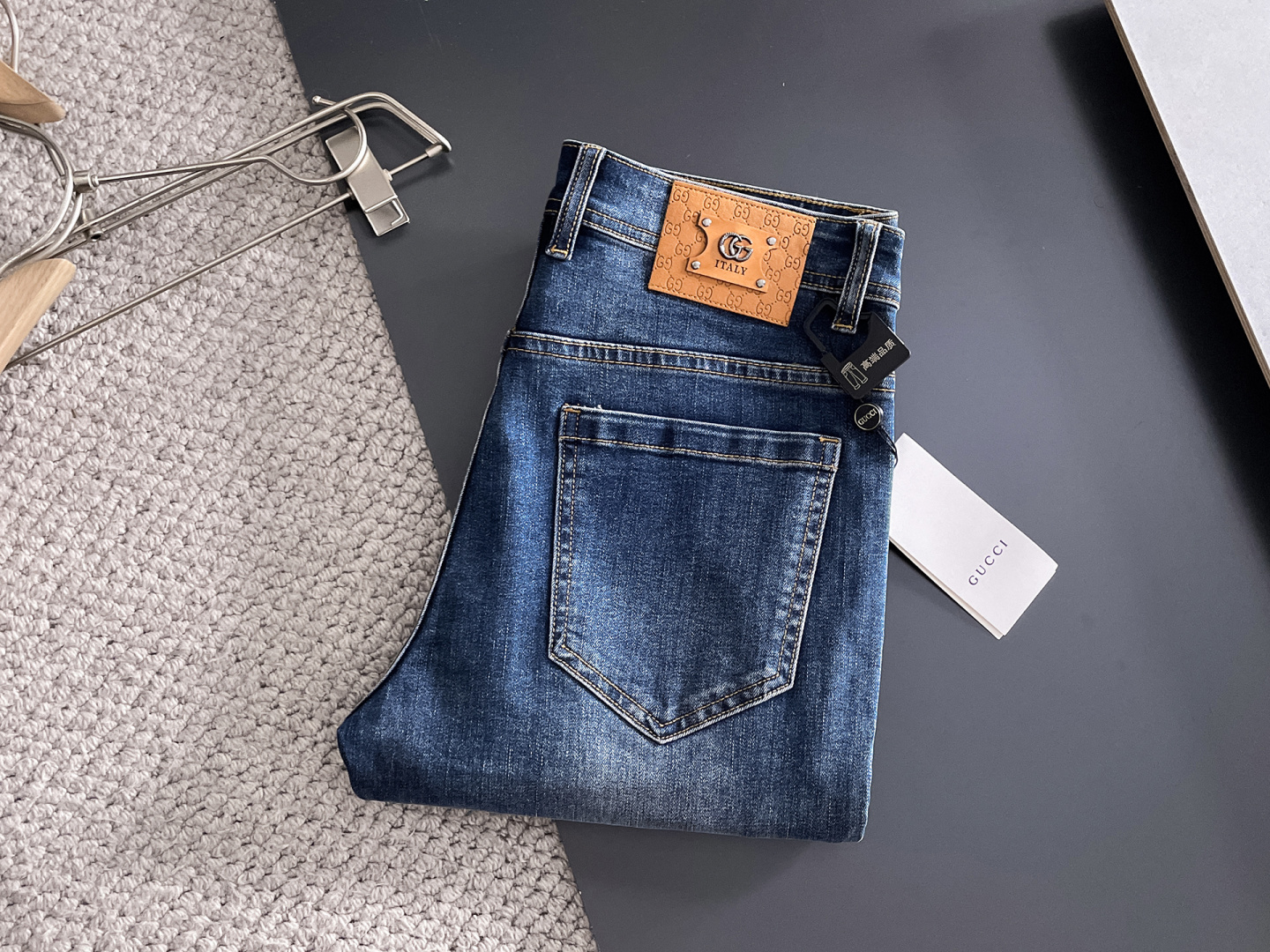 NO:629438,GUCCI men's denim jeans, official album and poster outfit style!  High-grade imported denim raw color fabrics are supplied to customers, and the pure 13oz denim fabrics from Okayama, Japan are specially selected. Heavy-duty environmentally friendly plant enzyme washing process is used. The texture has a light retro color, which is quite beautiful and is very suitable for autumn and winter color matching. The fabric is soft and delicate after washing, but has strong bones and a slight stretch, providing an excellent comfortable experience. There is no damage from any technological elements throughout the body, retaining the purest tannin color!  The details throughout the body are perfect, exquisite and sophisticated. The latest leather label on the waist highlights the brand's characteristics. The hardware accessories, leather label and wiring all reflect the craftsmanship!  The silhouette is perfectly tailored and has excellent butt lift and slimming effect. It can be easily matched with any top in the wardrobe. It has wide compatibility and is suitable for various daily wear. The upper body is full of style. It is a must-have trousers for those who are obsessed with quality control and 1V!  Size 29-38 (not 35.37),,gucci,jeans,alexander wang19860909GUCCI 古奇 男士丹宁牛仔裤,官宣画册海报穿搭款！ 客供高级进口的丹宁原色面料,特选日本冈山纯正13oz 盎司牛仔布料,重磅环保植物酵素水洗工艺,肌理有着淡淡的复古色彩,相当漂亮,极符合秋冬的配色,面料经过水洗后柔软细腻,但筋骨感极强,且略带弹力,提供了绝佳的舒适体验,通身无任何工艺元素破坏,保留了最纯粹的丹宁本色！通身细节完美如斯,精湛且考究,最新的腰部皮标彰显了品牌特质,五金配件、皮标、走线无不体现出匠心工艺！版型剪裁完美,提臀修身效果绝佳,可轻松横扫衣橱任何的上装搭配,兼容性广泛,满足于日常各种穿搭,上身型款十足,于品质控及1V迷控者必入型裤装！ 尺码29—38（没35.37）,,gucci,jeans,alexander wang,Men's clothing