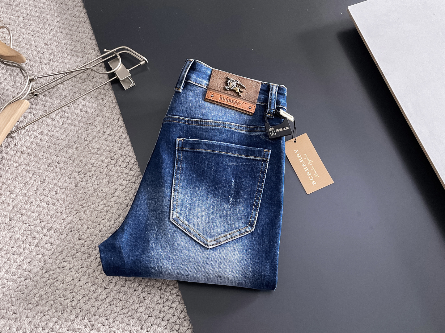 NO:629485,Burberry men's denim jeans, official album and poster outfit style!  High-grade imported denim raw color fabrics are supplied to customers, and the pure 13oz denim fabrics from Okayama, Japan are specially selected. Heavy-duty environmentally friendly plant enzyme washing process is used. The texture has a light retro color, which is quite beautiful and is very suitable for autumn and winter color matching. The fabric is soft and delicate after washing, but has strong bones and a slight stretch, providing an excellent comfortable experience. There is no damage from any technological elements throughout the body, retaining the purest tannin color!  The details throughout the body are perfect, exquisite and sophisticated. The latest leather label on the waist highlights the brand's characteristics. The hardware accessories, leather label and wiring all reflect the craftsmanship!  The silhouette is perfectly tailored and has excellent butt lift and slimming effect. It can be easily matched with any top in the wardrobe. It has wide compatibility and is suitable for various daily wear. The upper body is full of style. It is a must-have trousers for those who are obsessed with quality control and 1V!  Size 29-38 (not 35.37),,burberry,burberry,jeans,alexander wang19860909Burberry 巴宝莉 男士丹宁牛仔裤,官宣画册海报穿搭款！ 客供高级进口的丹宁原色面料,特选日本冈山纯正13oz 盎司牛仔布料,重磅环保植物酵素水洗工艺,肌理有着淡淡的复古色彩,相当漂亮,极符合秋冬的配色,面料经过水洗后柔软细腻,但筋骨感极强,且略带弹力,提供了绝佳的舒适体验,通身无任何工艺元素破坏,保留了最纯粹的丹宁本色！通身细节完美如斯,精湛且考究,最新的腰部皮标彰显了品牌特质,五金配件、皮标、走线无不体现出匠心工艺！版型剪裁完美,提臀修身效果绝佳,可轻松横扫衣橱任何的上装搭配,兼容性广泛,满足于日常各种穿搭,上身型款十足,于品质控及1V迷控者必入型裤装！ 尺码29—38（没35.37）,,burberry,burberry,jeans,alexander wang,Men's clothing