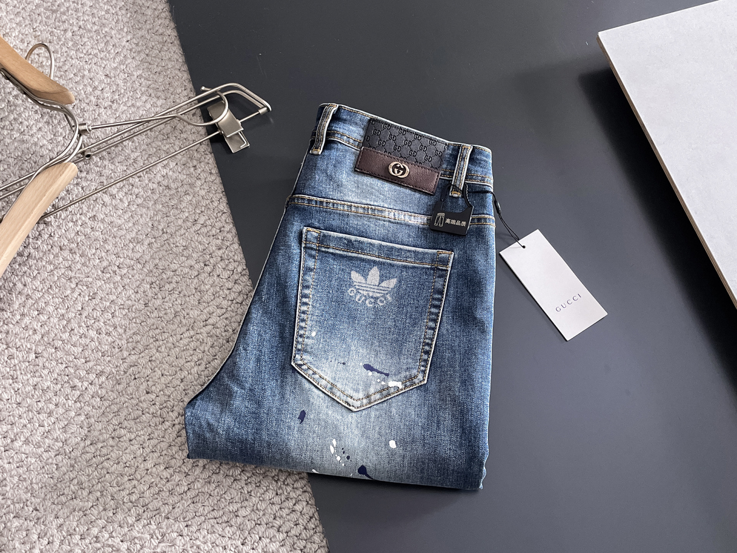 NO:629493,GUCCI men's denim jeans, official album and poster outfit style!  High-grade imported denim raw color fabrics are supplied to customers, and the pure 13oz denim fabrics from Okayama, Japan are specially selected. Heavy-duty environmentally friendly plant enzyme washing process is used. The texture has a light retro color, which is quite beautiful and is very suitable for autumn and winter color matching. The fabric is soft and delicate after washing, but has strong bones and a slight stretch, providing an excellent comfortable experience. There is no damage from any technological elements throughout the body, retaining the purest tannin color!  The details throughout the body are perfect, exquisite and sophisticated. The latest leather label on the waist highlights the brand's characteristics. The hardware accessories, leather label and wiring all reflect the craftsmanship!  The silhouette is perfectly tailored and has excellent butt lift and slimming effect. It can be easily matched with any top in the wardrobe. It has wide compatibility and is suitable for various daily wear. The upper body is full of style. It is a must-have trousers for those who are obsessed with quality control and 1V!  Size 29-38 (not 35.37),,gucci,jeans,alexander wang19860909GUCCI 古奇 男士丹宁牛仔裤,官宣画册海报穿搭款！ 客供高级进口的丹宁原色面料,特选日本冈山纯正13oz 盎司牛仔布料,重磅环保植物酵素水洗工艺,肌理有着淡淡的复古色彩,相当漂亮,极符合秋冬的配色,面料经过水洗后柔软细腻,但筋骨感极强,且略带弹力,提供了绝佳的舒适体验,通身无任何工艺元素破坏,保留了最纯粹的丹宁本色！通身细节完美如斯,精湛且考究,最新的腰部皮标彰显了品牌特质,五金配件、皮标、走线无不体现出匠心工艺！版型剪裁完美,提臀修身效果绝佳,可轻松横扫衣橱任何的上装搭配,兼容性广泛,满足于日常各种穿搭,上身型款十足,于品质控及1V迷控者必入型裤装！ 尺码29—38（没35.37）,,gucci,jeans,alexander wang,Men's clothing