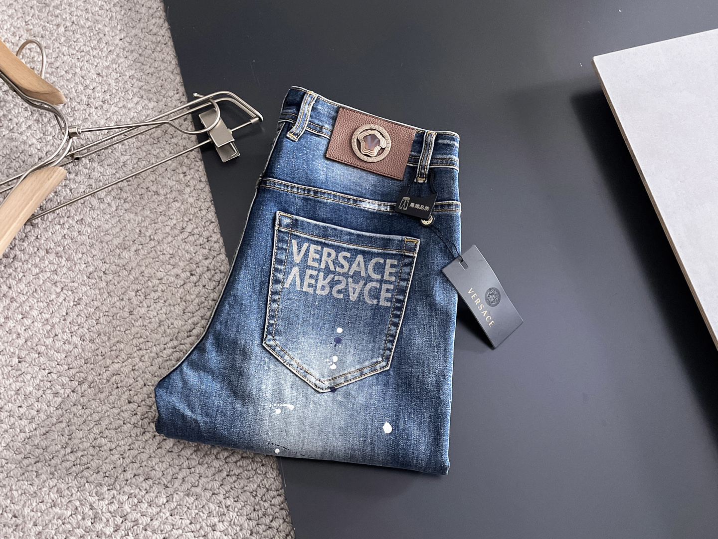 NO:629445,Versace men's denim jeans, official album and poster style!  High-grade imported denim raw color fabrics are supplied to customers, and the pure 13oz denim fabrics from Okayama, Japan are specially selected. Heavy-duty environmentally friendly plant enzyme washing process is used. The texture has a light retro color, which is quite beautiful and is very suitable for autumn and winter color matching. The fabric is soft and delicate after washing, but has strong bones and a slight stretch, providing an excellent comfortable experience. There is no damage from any technological elements throughout the body, retaining the purest tannin color!  The details throughout the body are perfect, exquisite and sophisticated. The latest leather label on the waist highlights the brand's characteristics. The hardware accessories, leather label and wiring all reflect the craftsmanship!  The silhouette is perfectly tailored and has excellent butt lift and slimming effect. It can be easily matched with any top in the wardrobe. It has wide compatibility and is suitable for various daily wear. The upper body is full of style. It is a must-have trousers for those who are obsessed with quality control and 1V!  Size 29-38 (not 35.37),,versace,jeans,alexander wang19860909范思哲 男士丹宁牛仔裤,官宣画册海报穿搭款！ 客供高级进口的丹宁原色面料,特选日本冈山纯正13oz 盎司牛仔布料,重磅环保植物酵素水洗工艺,肌理有着淡淡的复古色彩,相当漂亮,极符合秋冬的配色,面料经过水洗后柔软细腻,但筋骨感极强,且略带弹力,提供了绝佳的舒适体验,通身无任何工艺元素破坏,保留了最纯粹的丹宁本色！通身细节完美如斯,精湛且考究,最新的腰部皮标彰显了品牌特质,五金配件、皮标、走线无不体现出匠心工艺！版型剪裁完美,提臀修身效果绝佳,可轻松横扫衣橱任何的上装搭配,兼容性广泛,满足于日常各种穿搭,上身型款十足,于品质控及1V迷控者必入型裤装！ 尺码29—38（没35.37）,,versace,jeans,alexander wang,Men's clothing