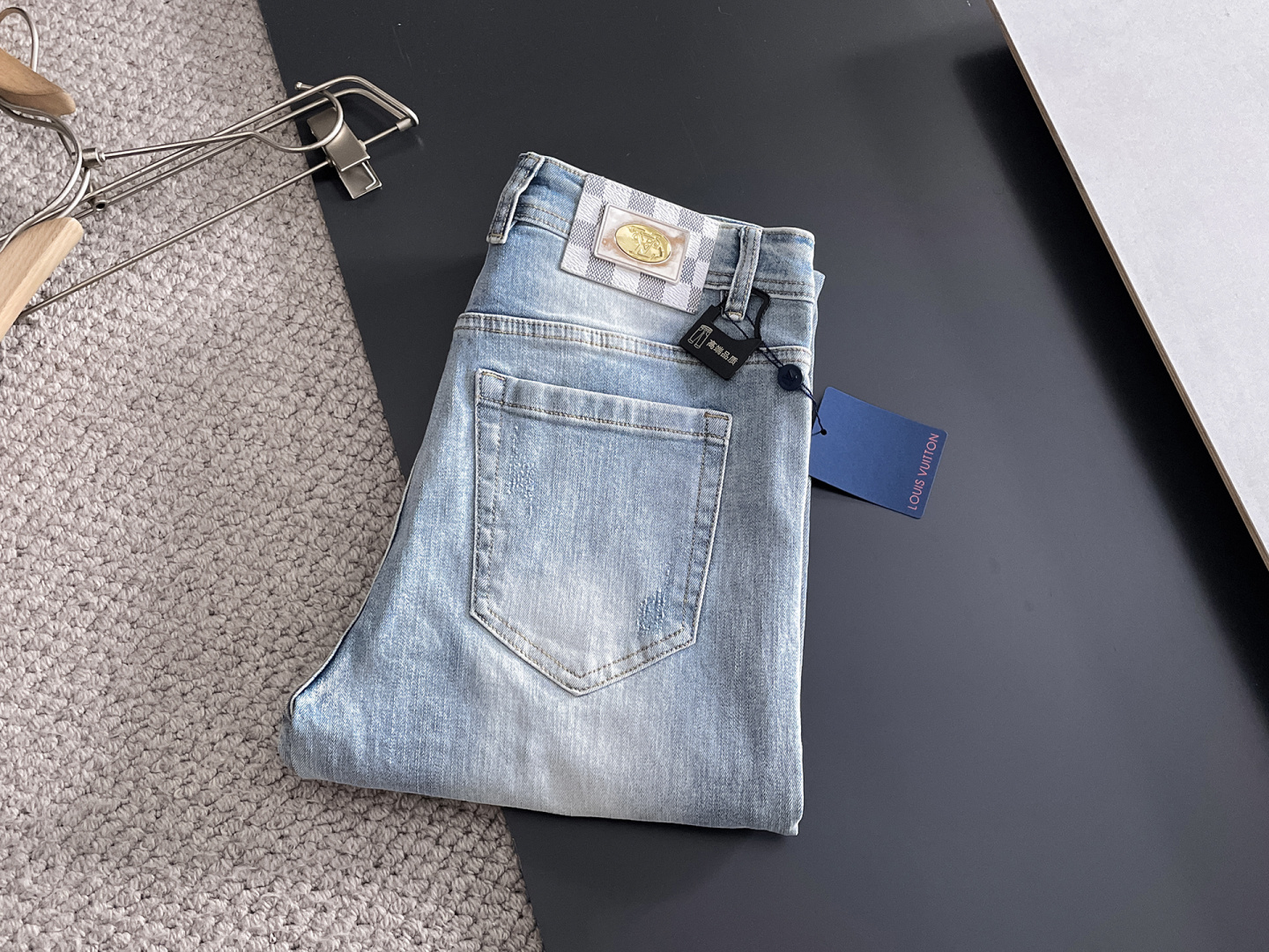 NO:629454,LV men's denim jeans, official album and poster outfit style!  High-grade imported denim raw color fabrics are supplied to customers, and the pure 13oz denim fabrics from Okayama, Japan are specially selected. Heavy-duty environmentally friendly plant enzyme washing process is used. The texture has a light retro color, which is quite beautiful and is very suitable for autumn and winter color matching. The fabric is soft and delicate after washing, but has strong bones and a slight stretch, providing an excellent comfortable experience. There is no damage from any technological elements throughout the body, retaining the purest tannin color!  The details throughout the body are perfect, exquisite and sophisticated. The latest leather label on the waist highlights the brand's characteristics. The hardware accessories, leather label and wiring all reflect the craftsmanship!  The silhouette is perfectly tailored and has excellent butt lift and slimming effect. It can be easily matched with any top in the wardrobe. It has wide compatibility and is suitable for various daily wear. The upper body is full of style. It is a must-have trousers for those who are obsessed with quality control and 1V!  Size 29-38 (not 35.37),,louis vuitton,jeans,alexander wang19860909LV 男士丹宁牛仔裤,官宣画册海报穿搭款！ 客供高级进口的丹宁原色面料,特选日本冈山纯正13oz 盎司牛仔布料,重磅环保植物酵素水洗工艺,肌理有着淡淡的复古色彩,相当漂亮,极符合秋冬的配色,面料经过水洗后柔软细腻,但筋骨感极强,且略带弹力,提供了绝佳的舒适体验,通身无任何工艺元素破坏,保留了最纯粹的丹宁本色！通身细节完美如斯,精湛且考究,最新的腰部皮标彰显了品牌特质,五金配件、皮标、走线无不体现出匠心工艺！版型剪裁完美,提臀修身效果绝佳,可轻松横扫衣橱任何的上装搭配,兼容性广泛,满足于日常各种穿搭,上身型款十足,于品质控及1V迷控者必入型裤装！ 尺码29—38（没35.37）,,louis vuitton,jeans,alexander wang,Men's clothing