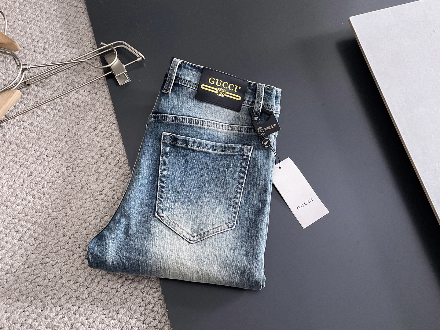 NO:629461,GUCCI men's denim jeans, official album and poster outfit style!  High-grade imported denim raw color fabrics are supplied to customers, and the pure 13oz denim fabrics from Okayama, Japan are specially selected. Heavy-duty environmentally friendly plant enzyme washing process is used. The texture has a light retro color, which is quite beautiful and is very suitable for autumn and winter color matching. The fabric is soft and delicate after washing, but has strong bones and a slight stretch, providing an excellent comfortable experience. There is no damage from any technological elements throughout the body, retaining the purest tannin color!  The details throughout the body are perfect, exquisite and sophisticated. The latest leather label on the waist highlights the brand's characteristics. The hardware accessories, leather label and wiring all reflect the craftsmanship!  The silhouette is perfectly tailored and has excellent butt lift and slimming effect. It can be easily matched with any top in the wardrobe. It has wide compatibility and is suitable for various daily wear. The upper body is full of style. It is a must-have trousers for those who are obsessed with quality control and 1V!  Size 29-38 (not 35.37),,gucci,jeans,alexander wang19860909GUCCI 古奇 男士丹宁牛仔裤,官宣画册海报穿搭款！ 客供高级进口的丹宁原色面料,特选日本冈山纯正13oz 盎司牛仔布料,重磅环保植物酵素水洗工艺,肌理有着淡淡的复古色彩,相当漂亮,极符合秋冬的配色,面料经过水洗后柔软细腻,但筋骨感极强,且略带弹力,提供了绝佳的舒适体验,通身无任何工艺元素破坏,保留了最纯粹的丹宁本色！通身细节完美如斯,精湛且考究,最新的腰部皮标彰显了品牌特质,五金配件、皮标、走线无不体现出匠心工艺！版型剪裁完美,提臀修身效果绝佳,可轻松横扫衣橱任何的上装搭配,兼容性广泛,满足于日常各种穿搭,上身型款十足,于品质控及1V迷控者必入型裤装！ 尺码29—38（没35.37）,,gucci,jeans,alexander wang,Men's clothing