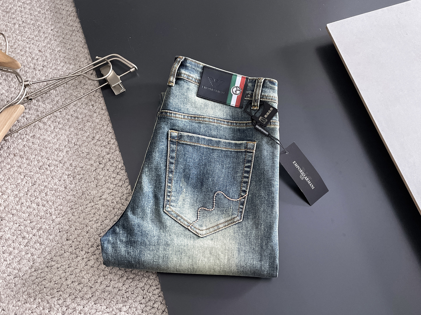 NO:629477,Armani Armani men's denim jeans, official album and poster wear style!  High-grade imported denim raw color fabrics are supplied to customers, and the pure 13oz denim fabrics from Okayama, Japan are specially selected. Heavy-duty environmentally friendly plant enzyme washing process is used. The texture has a light retro color, which is quite beautiful and is very suitable for autumn and winter color matching. The fabric is soft and delicate after washing, but has strong bones and a slight stretch, providing an excellent comfortable experience. There is no damage from any technological elements throughout the body, retaining the purest tannin color!  The details throughout the body are perfect, exquisite and sophisticated. The latest leather label on the waist highlights the brand's characteristics. The hardware accessories, leather label and wiring all reflect the craftsmanship!  The silhouette is perfectly tailored and has excellent butt lift and slimming effect. It can be easily matched with any top in the wardrobe. It has wide compatibility and is suitable for various daily wear. The upper body is full of style. It is a must-have trousers for those who are obsessed with quality control and 1V!  Size 29-38 (not 35.37),,armani,armani,jeans,alexander wang19860909Armani 阿玛尼 男士丹宁牛仔裤,官宣画册海报穿搭款！ 客供高级进口的丹宁原色面料,特选日本冈山纯正13oz 盎司牛仔布料,重磅环保植物酵素水洗工艺,肌理有着淡淡的复古色彩,相当漂亮,极符合秋冬的配色,面料经过水洗后柔软细腻,但筋骨感极强,且略带弹力,提供了绝佳的舒适体验,通身无任何工艺元素破坏,保留了最纯粹的丹宁本色！通身细节完美如斯,精湛且考究,最新的腰部皮标彰显了品牌特质,五金配件、皮标、走线无不体现出匠心工艺！版型剪裁完美,提臀修身效果绝佳,可轻松横扫衣橱任何的上装搭配,兼容性广泛,满足于日常各种穿搭,上身型款十足,于品质控及1V迷控者必入型裤装！ 尺码29—38（没35.37）,,armani,armani,jeans,alexander wang,Men's clothing