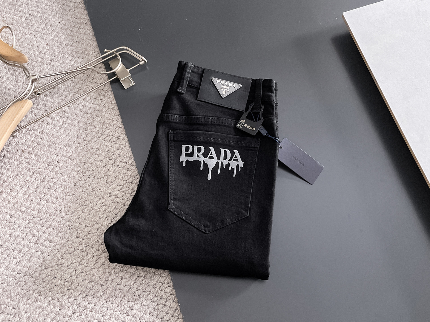 NO:629469,PRADA Men's denim jeans, official album and poster outfit!  High-grade imported denim raw color fabrics are supplied to customers, and the pure 13oz denim fabrics from Okayama, Japan are specially selected. Heavy-duty environmentally friendly plant enzyme washing process is used. The texture has a light retro color, which is quite beautiful and is very suitable for autumn and winter color matching. The fabric is soft and delicate after washing, but has strong bones and a slight stretch, providing an excellent comfortable experience. There is no damage from any technological elements throughout the body, retaining the purest tannin color!  The details throughout the body are perfect, exquisite and sophisticated. The latest leather label on the waist highlights the brand's characteristics. The hardware accessories, leather label and wiring all reflect the craftsmanship!  The silhouette is perfectly tailored and has excellent butt lift and slimming effect. It can be easily matched with any top in the wardrobe. It has wide compatibility and is suitable for various daily wear. The upper body is full of style. It is a must-have trousers for those who are obsessed with quality control and 1V!  Size 29-38 (not 35.37), prada, prada, jeans, alexander wang19860909PRADA 普拉达 男士丹宁牛仔裤,官宣画册海报穿搭款！ 客供高级进口的丹宁原色面料,特选日本冈山纯正13oz 盎司牛仔布料,重磅环保植物酵素水洗工艺,肌理有着淡淡的复古色彩,相当漂亮,极符合秋冬的配色,面料经过水洗后柔软细腻,但筋骨感极强,且略带弹力,提供了绝佳的舒适体验,通身无任何工艺元素破坏,保留了最纯粹的丹宁本色！通身细节完美如斯,精湛且考究,最新的腰部皮标彰显了品牌特质,五金配件、皮标、走线无不体现出匠心工艺！版型剪裁完美,提臀修身效果绝佳,可轻松横扫衣橱任何的上装搭配,兼容性广泛,满足于日常各种穿搭,上身型款十足,于品质控及1V迷控者必入型裤装！ 尺码29—38（没35.37）,,prada,prada,jeans,alexander wang,Men's clothing