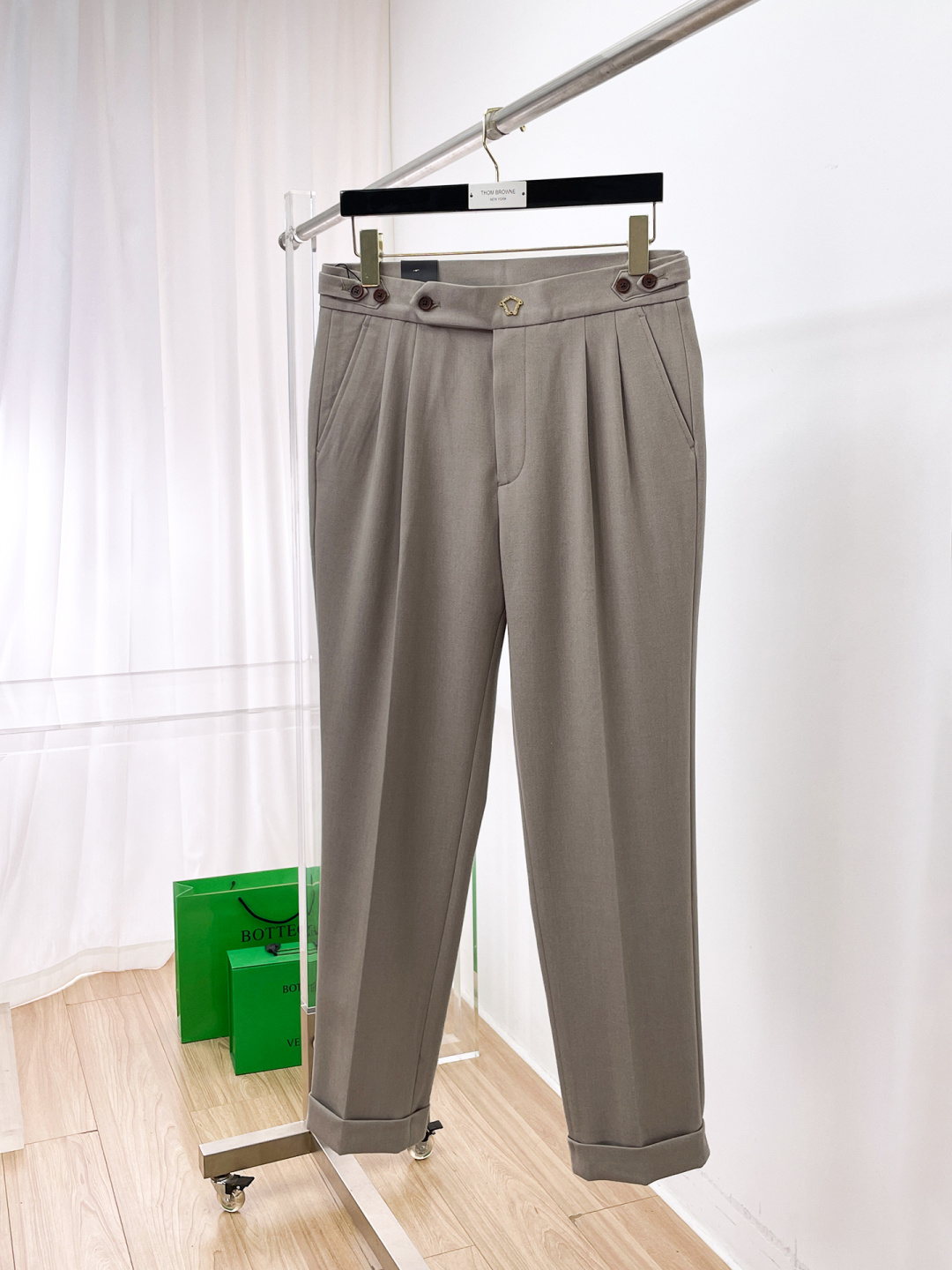 NO:644650,Versace casual pants, trousers 2025SS autumn and winter new style, special fabric for advanced custom pants, customized original hardware, heavy craftsmanship, fine turning and routing, customized fabric, soft and comfortable, significant texture, exquisite accessories, great upper body effect, complete three standards, standard size 29-36, no 35,,versace,alexander wang19860909范思哲 休闲裤 西裤2025SS秋冬新款 高级定制裤子专用面料 定制原版五金 重工工艺打造 车工走线精细 定制面料 柔软舒适 质感显著 辅料精美 上身效果超赞 三标齐全 标准尺码29-36,无35,,versace,alexander wang,Men's clothing