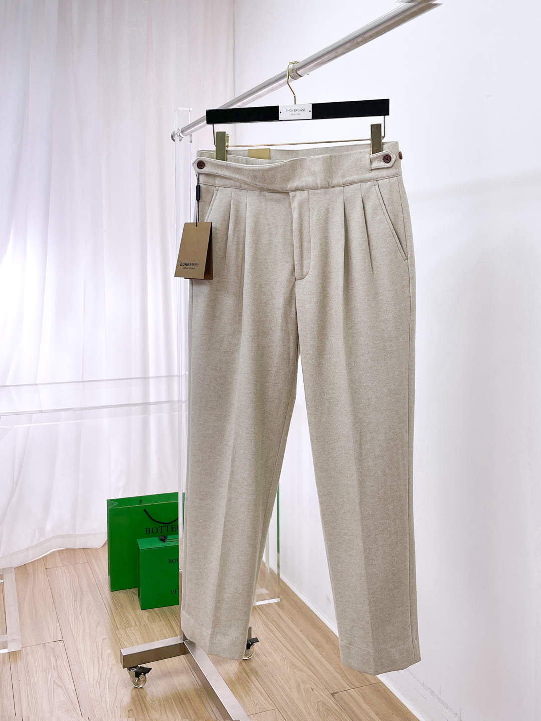 NO:644626,Burberry casual pants and trousers 2025SS autumn and winter new style, special fabric for advanced custom pants, customized original hardware, heavy craftsmanship, fine turning and routing, customized fabric, soft and comfortable, significant texture, exquisite accessories, excellent upper body effect, complete three standards, standard size 29-36, no 35,, burberry, burberry, alexander wang19860909Burberry 巴宝莉 休闲裤 西裤2025SS秋冬新款 高级定制裤子专用面料 定制原版五金 重工工艺打造 车工走线精细 定制面料 柔软舒适 质感显著 辅料精美 上身效果超赞 三标齐全 标准尺码29-36,无35,,burberry,burberry,alexander wang,Men's clothing