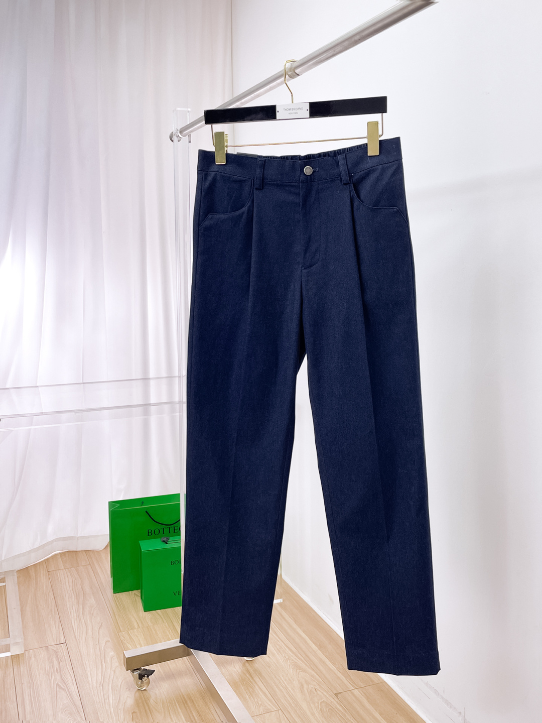 NO:644629,FENDI Fendi casual pants, trousers 2025SS autumn and winter new style, special fabric for advanced custom pants, customized original hardware, heavy craftsmanship, fine turning and routing, customized fabric, soft and comfortable, significant texture, exquisite accessories, great upper body effect, complete three standards, standard size 29-36, no 35,,fendi,fendi,alexander wang19860909FENDI 芬迪 休闲裤 西裤2025SS秋冬新款 高级定制裤子专用面料 定制原版五金 重工工艺打造 车工走线精细 定制面料 柔软舒适 质感显著 辅料精美 上身效果超赞 三标齐全 标准尺码29-36,无35,,fendi,fendi,alexander wang,Men's clothing