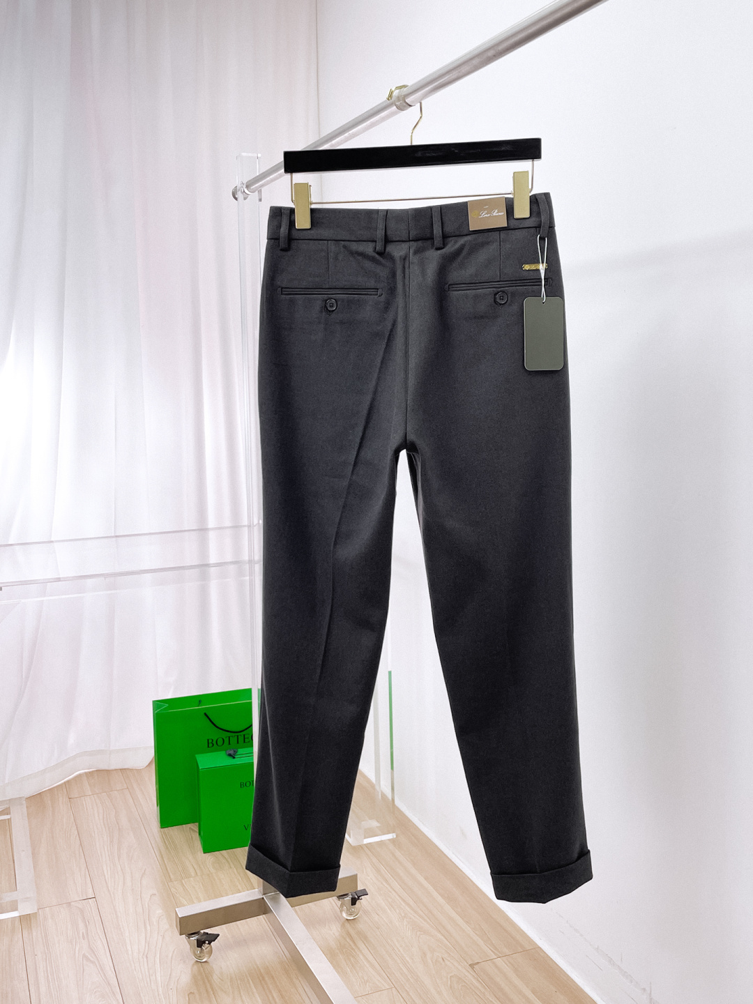 NO:644638,LP Casual Pants, Western Pants 2025SS Autumn and Winter New Style, Special Fabric for Advanced Customized Pants, Customized Original Hardware, Heavy Craftsmanship, Fine Turning, Customized Fabric, Soft and Comfortable, Remarkable Texture, Exquisite Accessories, Excellent Upper Body Effect, Complete Three Standards, Standard Sizes 29-36, No 35,,loro piana,alexander wang19860909LP 休闲裤 西裤2025SS秋冬新款 高级定制裤子专用面料 定制原版五金 重工工艺打造 车工走线精细 定制面料 柔软舒适 质感显著 辅料精美 上身效果超赞 三标齐全 标准尺码29-36,无35,,loro piana,alexander wang,Men's clothing