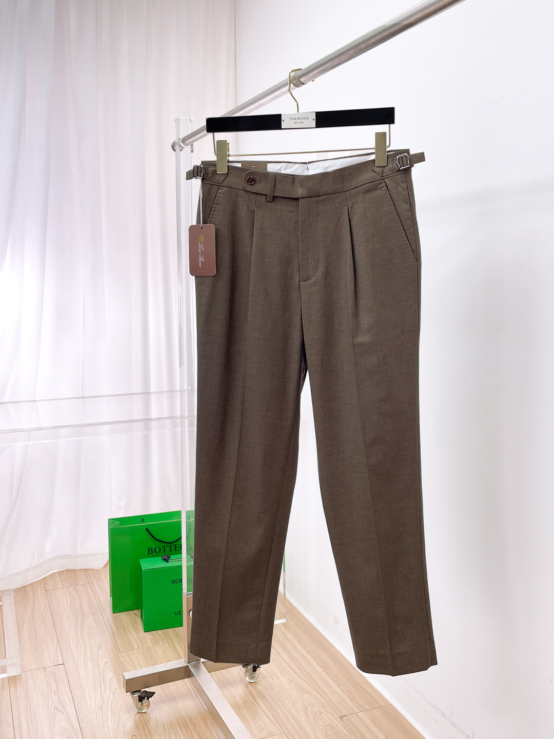 NO:644644,LP Casual Pants, Western Pants 2025SS Autumn and Winter New Style, Special Fabric for Advanced Customized Pants, Customized Original Hardware, Heavy Craftsmanship, Fine Turning, Customized Fabric, Soft and Comfortable, Remarkable Texture, Exquisite Accessories, Excellent Upper Body Effect, Complete Three Standards, Standard Sizes 29-36, No 35,,loro piana,alexander wang19860909LP 休闲裤 西裤2025SS秋冬新款 高级定制裤子专用面料 定制原版五金 重工工艺打造 车工走线精细 定制面料 柔软舒适 质感显著 辅料精美 上身效果超赞 三标齐全 标准尺码29-36,无35,,loro piana,alexander wang,Men's clothing