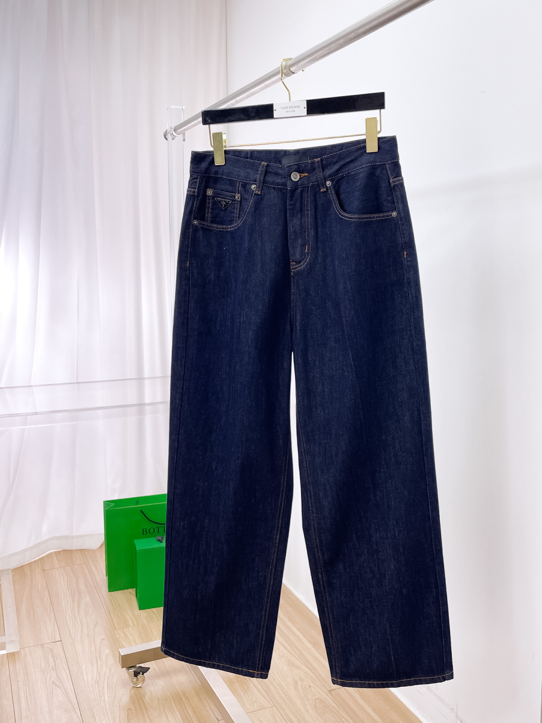 NO:644647,PRADA Casual Jeans 2025SS Autumn and Winter New Style Special fabric for advanced custom trousers Customized original hardware Made with heavy craftsmanship Fine lathe wiring Customized fabric Soft and comfortable Remarkable texture Exquisite accessories Excellent upper body effect Complete three standards Standard size 29-36, no 35,, prada, prada, jeans, alexander wang19860909PRADA 普拉达 休闲牛仔裤 2025SS秋冬新款 高级定制裤子专用面料 定制原版五金 重工工艺打造 车工走线精细 定制面料 柔软舒适 质感显著 辅料精美 上身效果超赞 三标齐全 标准尺码29-36,无35,,prada,prada,jeans,alexander wang,Men's clothing