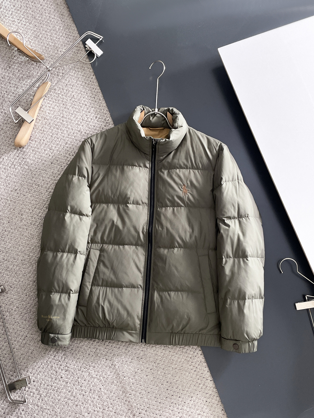 NO:645961,POLO 2025 winter latest model, available at counters simultaneously, original order, popular fashionable casual hooded down jacket, imported original fabric, unique design, original hardware decoration, simple and fashionable, handsome upper body, complete three labels, size M-3XL,, down jacket, hats, alexander wang19860909POLO 保罗 2025冬季最新款,专柜同步有售,原单狠货,爆款时尚休闲连帽羽绒服,进口原版面料,独特设计,原版五金辅料装饰,简约时尚 ,上身帅气,三标齐全,码数M-3XL,,down jacket,hats,alexander wang,Men's clothing