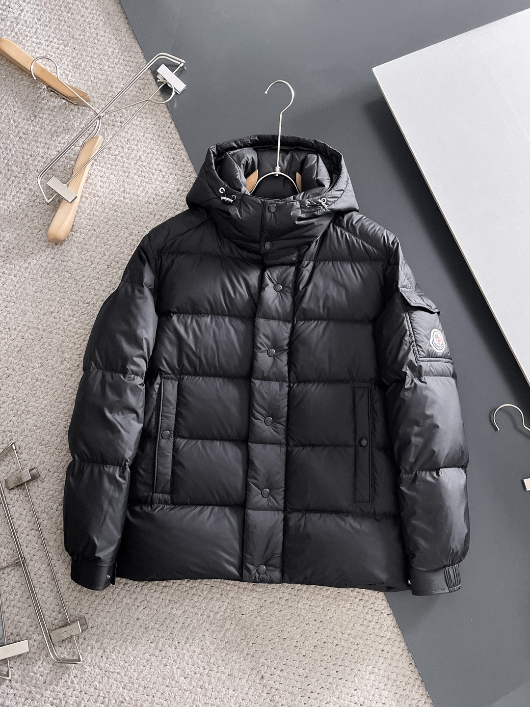 NO:645966,Mengkou 2025 winter latest model, available at counters, original order, popular fashion casual hooded down jacket, imported original fabric, unique design, original hardware decoration, simple and fashionable, handsome upper body, complete three labels, size M-3XL,,Moncler,down jacket,hats,alexander wang19860909蒙口 2025冬季最新款,专柜同步有售,原单狠货,爆款时尚休闲连帽羽绒服,进口原版面料,独特设计,原版五金辅料装饰,简约时尚 ,上身帅气,三标齐全,码数M-3XL,,Moncler,down jacket,hats,alexander wang,Men's clothing