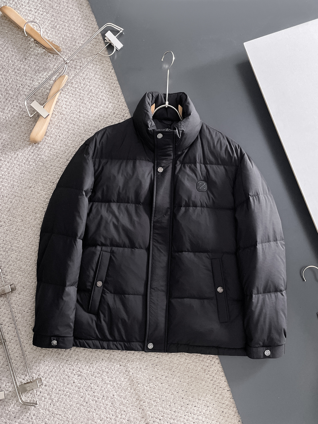 NO:645971,Zegna 2025 winter latest model, available at counters simultaneously, original order, popular fashion casual hooded down jacket, imported original fabric, unique design, original hardware decoration, simple and fashionable, handsome upper body, complete three labels, size M-3XL,,zegna,down jacket,hats,alexander wang19860909杰尼亚 2025冬季最新款,专柜同步有售,原单狠货,爆款时尚休闲连帽羽绒服,进口原版面料,独特设计,原版五金辅料装饰,简约时尚 ,上身帅气,三标齐全,码数M-3XL,,zegna,down jacket,hats,alexander wang,Men's clothing