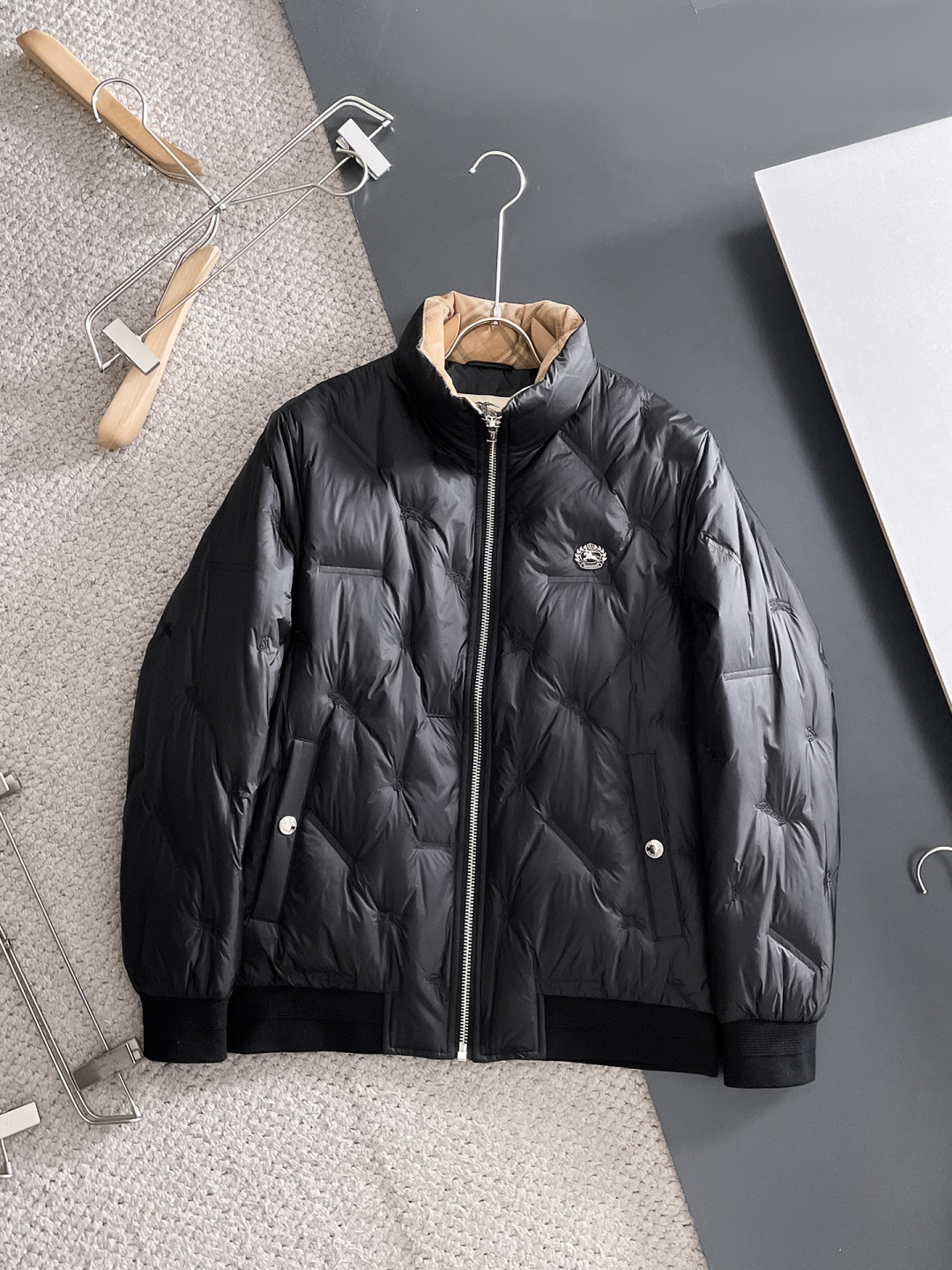 NO:645976,Burberry 2025 winter latest model, available at counters simultaneously, original order, popular fashionable casual hooded down jacket, imported original fabric, unique design, original hardware decoration, simple and fashionable, handsome upper body, complete three labels, size M-3XL,, burberry, burberry, down jacket, hats, alexander wang19860909Burberry 巴宝莉 2025冬季最新款,专柜同步有售,原单狠货,爆款时尚休闲连帽羽绒服,进口原版面料,独特设计,原版五金辅料装饰,简约时尚 ,上身帅气,三标齐全,码数M-3XL,,burberry,burberry,down jacket,hats,alexander wang,Men's clothing