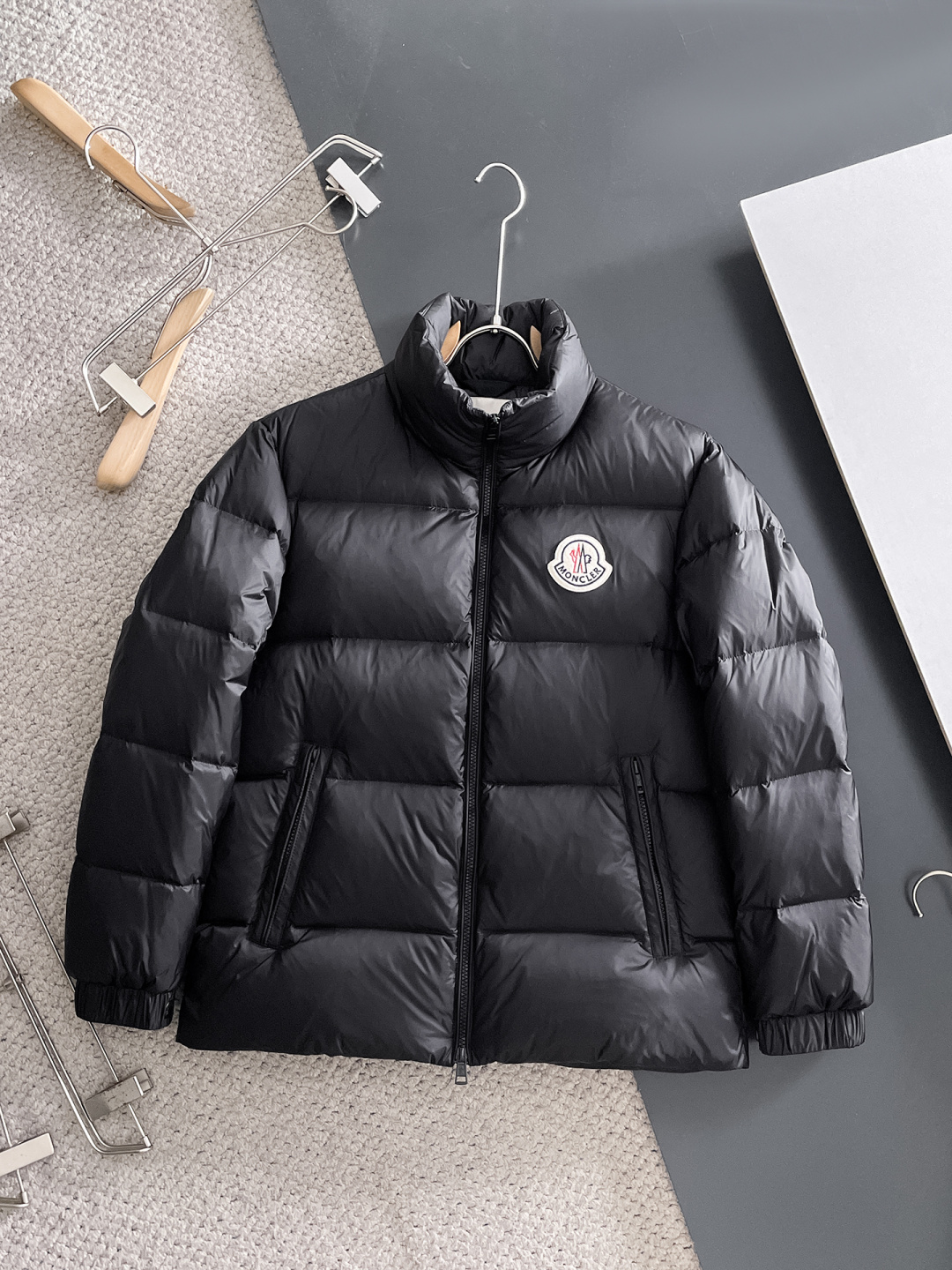 NO:645981,Zegna 2025 winter latest model, available at counters simultaneously, original order, popular fashion casual hooded down jacket, imported original fabric, unique design, original hardware decoration, simple and fashionable, handsome upper body, complete three labels, size M-3XL,,zegna,down jacket,hats,alexander wang19860909杰尼亚 2025冬季最新款,专柜同步有售,原单狠货,爆款时尚休闲连帽羽绒服,进口原版面料,独特设计,原版五金辅料装饰,简约时尚 ,上身帅气,三标齐全,码数M-3XL,,zegna,down jacket,hats,alexander wang,Men's clothing