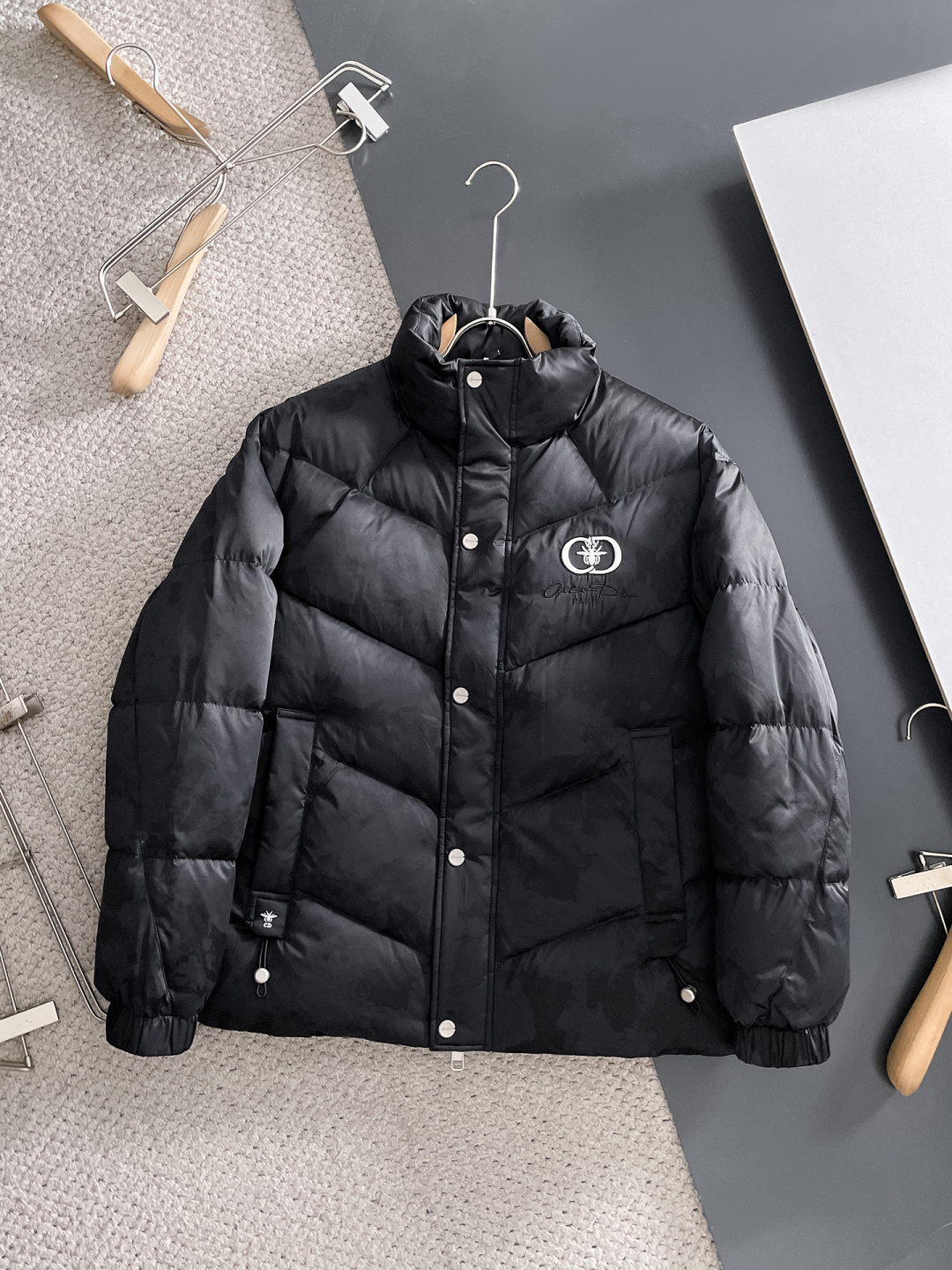 NO:645985,Dior Dior 2025 winter latest model, available at counters simultaneously, original order, popular fashionable casual hooded down jacket, imported original fabrics, unique design, original hardware decoration, simple and fashionable, handsome upper body, complete three labels, size M-3XL,, dior, dior, down jacket, hats, alexander wang19860909Dior 迪奥 2025冬季最新款,专柜同步有售,原单狠货,爆款时尚休闲连帽羽绒服,进口原版面料,独特设计,原版五金辅料装饰,简约时尚 ,上身帅气,三标齐全,码数M-3XL,,dior,dior,down jacket,hats,alexander wang,Men's clothing