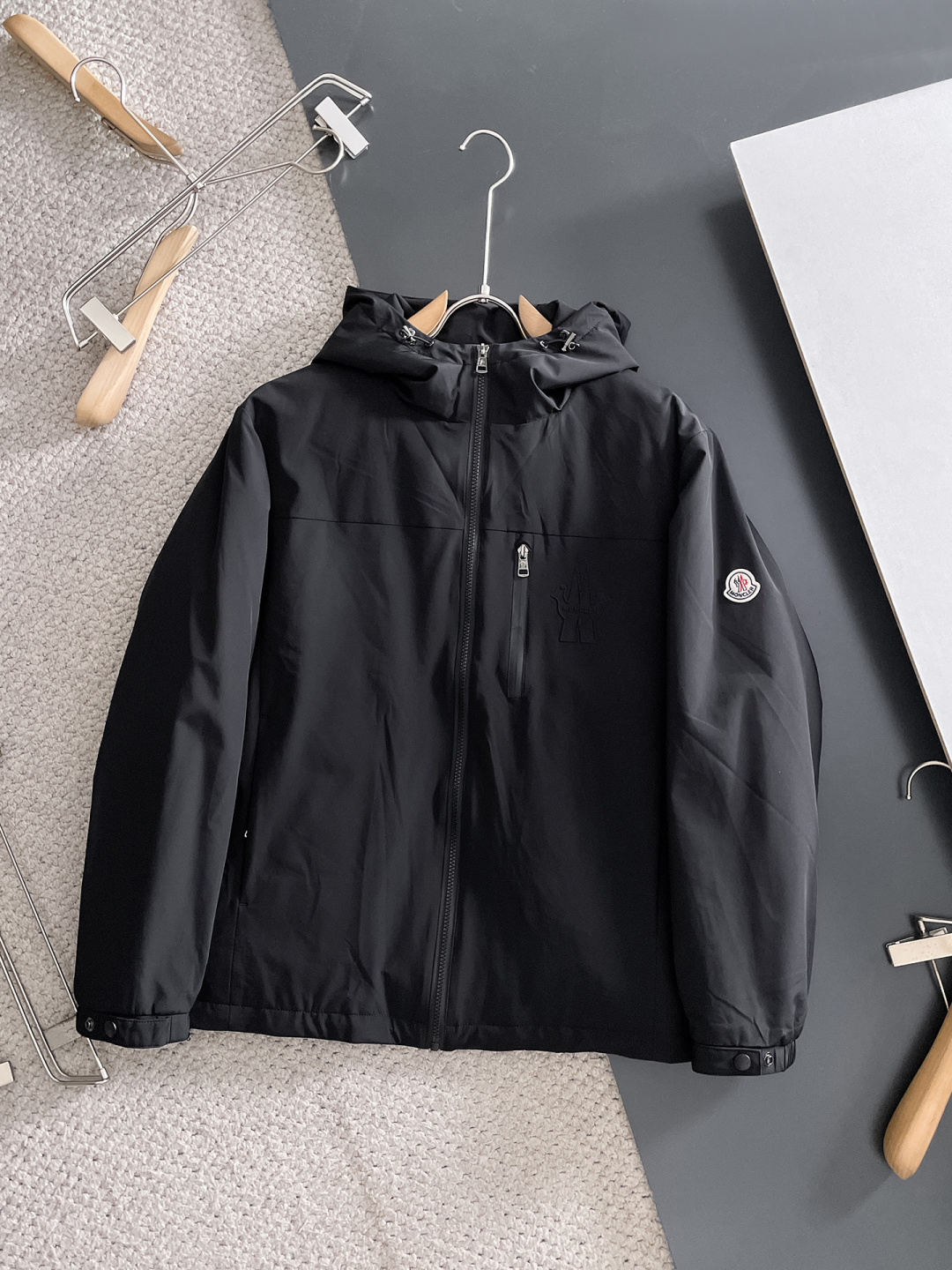 NO:645997,Mengkou 2025 winter latest model, available at counters, original order, popular fashion casual hooded down jacket, imported original fabric, unique design, original hardware decoration, simple and fashionable, handsome upper body, complete three labels, size M-3XL,,Moncler,down jacket,hats,alexander wang19860909蒙口 2025冬季最新款,专柜同步有售,原单狠货,爆款时尚休闲连帽羽绒服,进口原版面料,独特设计,原版五金辅料装饰,简约时尚 ,上身帅气,三标齐全,码数M-3XL,,Moncler,down jacket,hats,alexander wang,Men's clothing