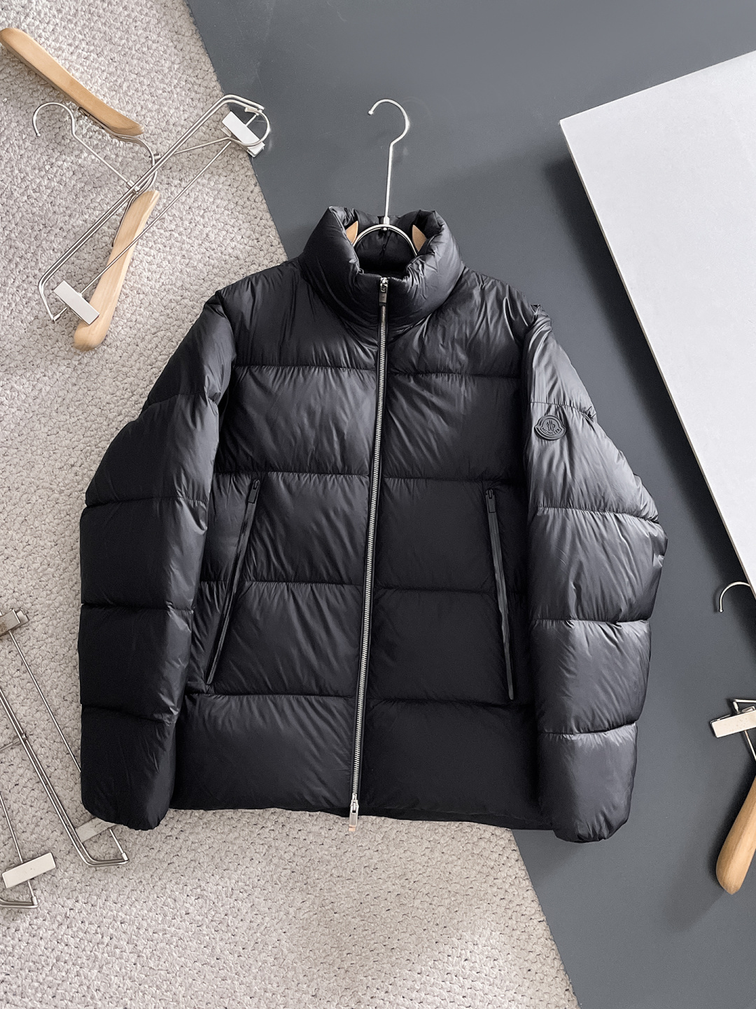 NO:645990,Mengkou 2025 winter latest model, available at counters, original order, popular fashion casual hooded down jacket, imported original fabric, unique design, original hardware decoration, simple and fashionable, handsome upper body, complete three labels, size M-3XL,,Moncler,down jacket,hats,alexander wang19860909蒙口 2025冬季最新款,专柜同步有售,原单狠货,爆款时尚休闲连帽羽绒服,进口原版面料,独特设计,原版五金辅料装饰,简约时尚 ,上身帅气,三标齐全,码数M-3XL,,Moncler,down jacket,hats,alexander wang,Men's clothing