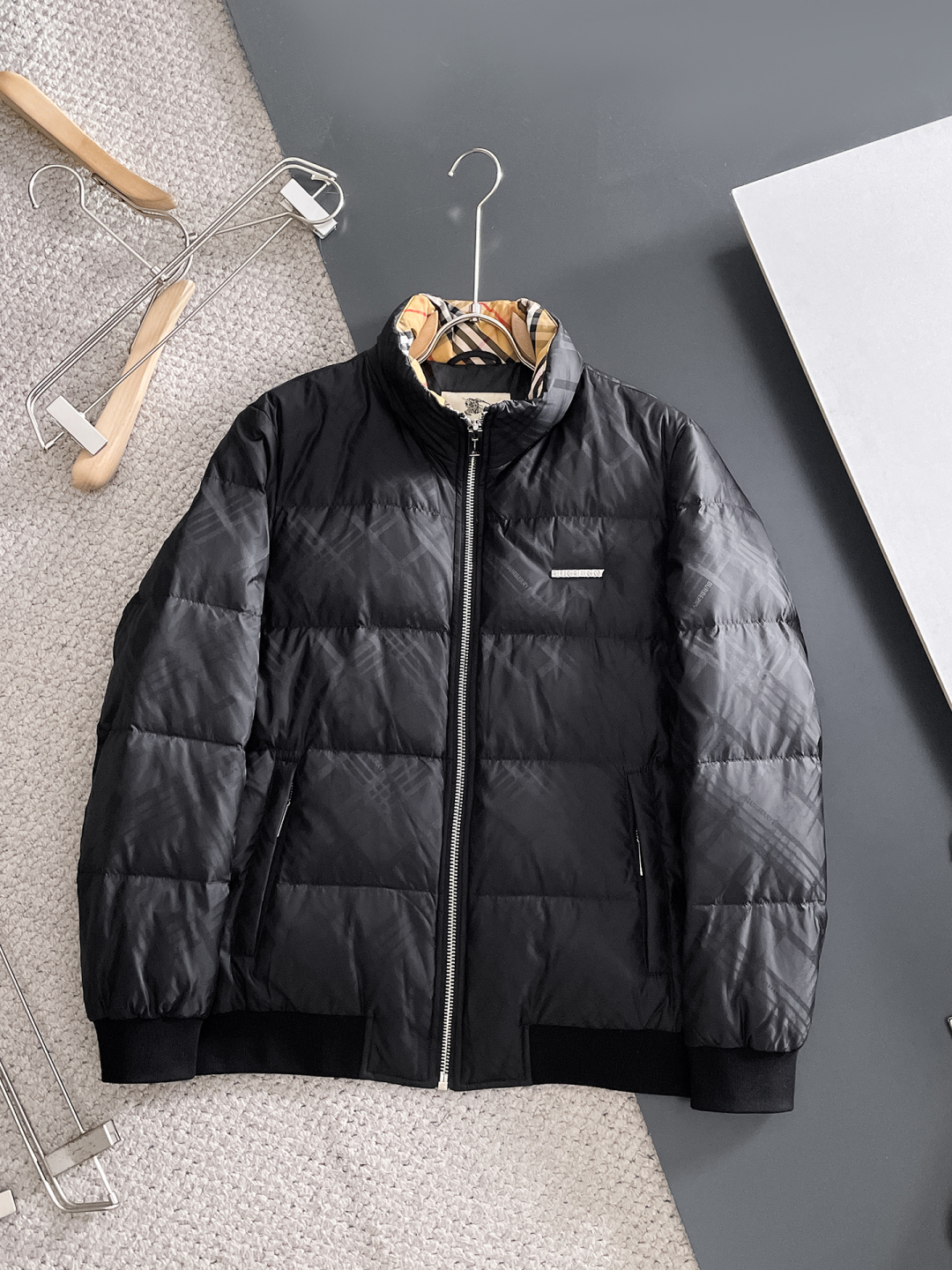 NO:645994,Burberry 2025 winter latest model, available at counters simultaneously, original order, popular fashionable casual hooded down jacket, imported original fabric, unique design, original hardware decoration, simple and fashionable, handsome upper body, complete three labels, size M-3XL,, burberry, burberry, down jacket, hats, alexander wang19860909Burberry 巴宝莉 2025冬季最新款,专柜同步有售,原单狠货,爆款时尚休闲连帽羽绒服,进口原版面料,独特设计,原版五金辅料装饰,简约时尚 ,上身帅气,三标齐全,码数M-3XL,,burberry,burberry,down jacket,hats,alexander wang,Men's clothing