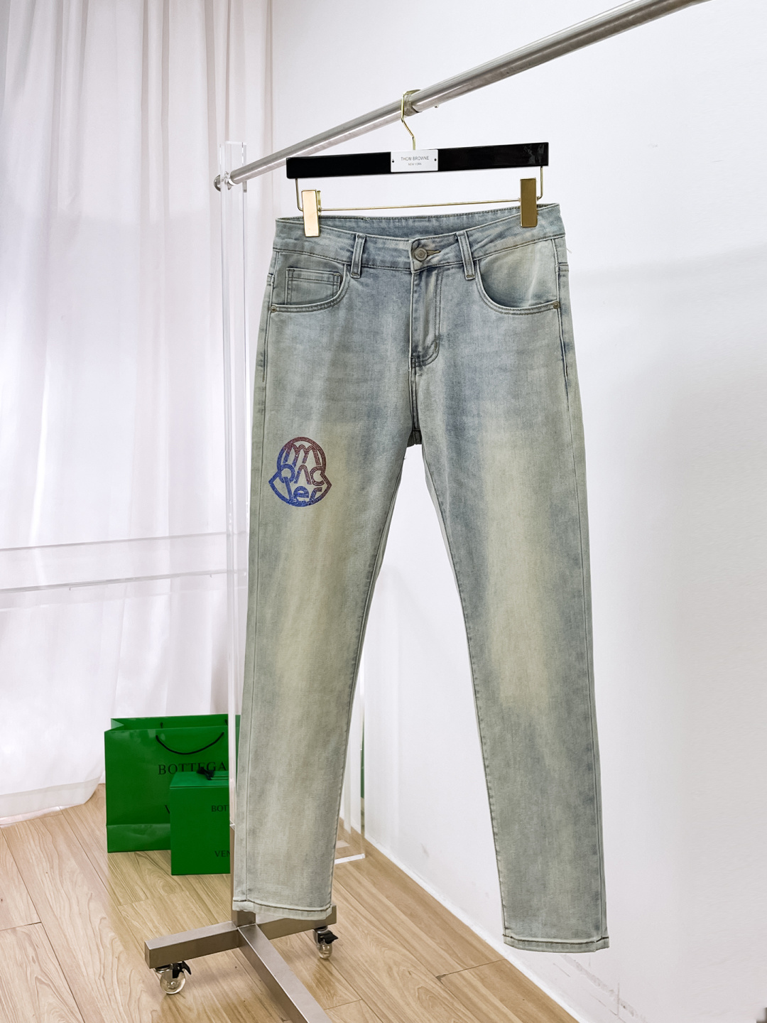 NO:650398,Men's denim jeans, official album and poster outfit!  High-grade imported denim raw color fabrics are supplied to customers, and the pure 13oz denim fabrics from Okayama, Japan are specially selected. Heavy-duty environmentally friendly plant enzyme washing process is used. The texture has a light retro color, which is quite beautiful and is very suitable for autumn and winter color matching. The fabric is soft and delicate after washing, but has strong bones and a slight stretch, providing an excellent comfortable experience. There is no damage from any technological elements throughout the body, retaining the purest tannin color!  The details throughout the body are perfect, exquisite and sophisticated. The latest leather label on the waist highlights the brand's characteristics. The hardware accessories, leather label and wiring all reflect the craftsmanship!  The silhouette is perfectly tailored and has excellent butt lift and slimming effect. It can be easily matched with any top in the wardrobe. It has wide compatibility and is suitable for various daily wear. The upper body is full of style. It is a must-have trousers for those who are obsessed with quality control and 1V!  Size 29-38 (not 35.37),,Moncler,jeans,alexander wang19860909蒙口 男士丹宁牛仔裤,官宣画册海报穿搭款！ 客供高级进口的丹宁原色面料,特选日本冈山纯正13oz 盎司牛仔布料,重磅环保植物酵素水洗工艺,肌理有着淡淡的复古色彩,相当漂亮,极符合秋冬的配色,面料经过水洗后柔软细腻,但筋骨感极强,且略带弹力,提供了绝佳的舒适体验,通身无任何工艺元素破坏,保留了最纯粹的丹宁本色！通身细节完美如斯,精湛且考究,最新的腰部皮标彰显了品牌特质,五金配件、皮标、走线无不体现出匠心工艺！版型剪裁完美,提臀修身效果绝佳,可轻松横扫衣橱任何的上装搭配,兼容性广泛,满足于日常各种穿搭,上身型款十足,于品质控及1V迷控者必入型裤装！ 尺码29—38（没35.37）,,Moncler,jeans,alexander wang,Men's clothing