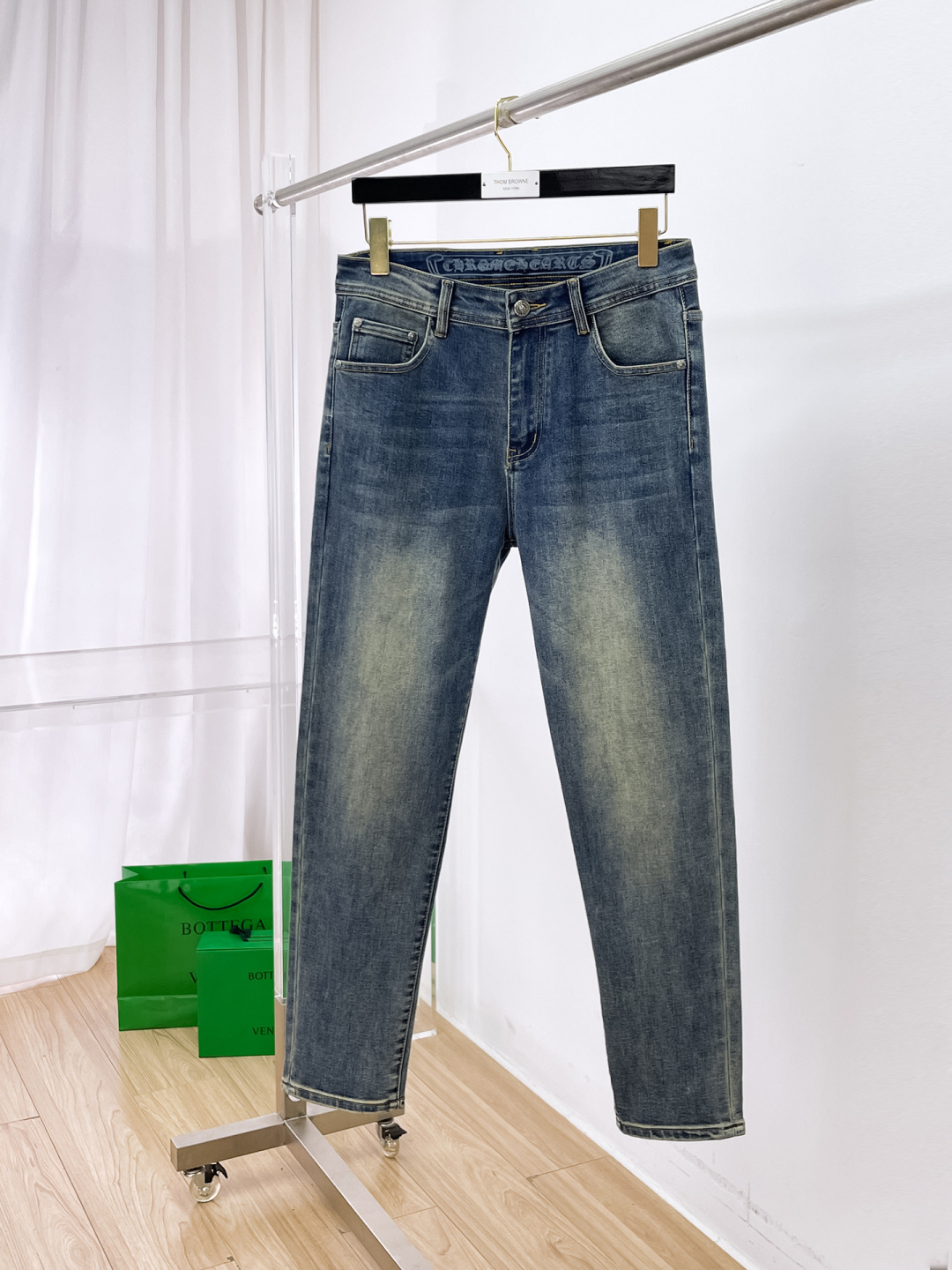 NO:650406,Croxin men's denim jeans, official album and poster wear style!  High-grade imported denim raw color fabrics are supplied to customers, and the pure 13oz denim fabrics from Okayama, Japan are specially selected. Heavy-duty environmentally friendly plant enzyme washing process is used. The texture has a light retro color, which is quite beautiful and is very suitable for autumn and winter color matching. The fabric is soft and delicate after washing, but has strong bones and a slight stretch, providing an excellent comfortable experience. There is no damage from any technological elements throughout the body, retaining the purest tannin color!  The details throughout the body are perfect, exquisite and sophisticated. The latest leather label on the waist highlights the brand's characteristics. The hardware accessories, leather label and wiring all reflect the craftsmanship!  The silhouette is perfectly tailored and has excellent butt lift and slimming effect. It can be easily matched with any top in the wardrobe. It has wide compatibility and is suitable for various daily wear. The upper body is full of style. It is a must-have trousers for those who are obsessed with quality control and 1V!  Size 29-38 (not 35.37),,chrome hearts,jeans,alexander wang19860909克罗心 男士丹宁牛仔裤,官宣画册海报穿搭款！ 客供高级进口的丹宁原色面料,特选日本冈山纯正13oz 盎司牛仔布料,重磅环保植物酵素水洗工艺,肌理有着淡淡的复古色彩,相当漂亮,极符合秋冬的配色,面料经过水洗后柔软细腻,但筋骨感极强,且略带弹力,提供了绝佳的舒适体验,通身无任何工艺元素破坏,保留了最纯粹的丹宁本色！通身细节完美如斯,精湛且考究,最新的腰部皮标彰显了品牌特质,五金配件、皮标、走线无不体现出匠心工艺！版型剪裁完美,提臀修身效果绝佳,可轻松横扫衣橱任何的上装搭配,兼容性广泛,满足于日常各种穿搭,上身型款十足,于品质控及1V迷控者必入型裤装！ 尺码29—38（没35.37）,,chrome hearts,jeans,alexander wang,Men's clothing