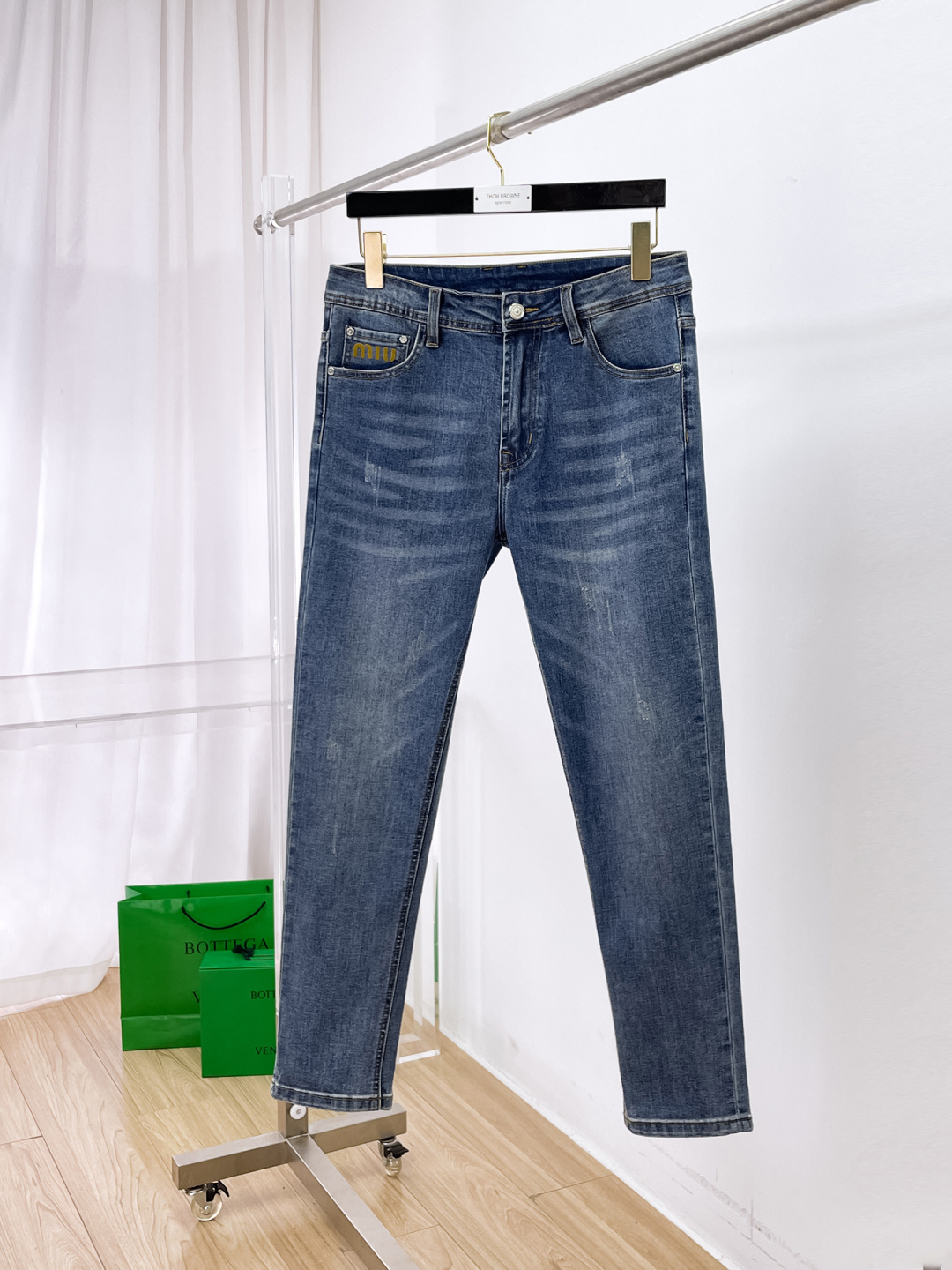 NO:650369,miu miu men's denim jeans, official album and poster style!  High-grade imported denim raw color fabrics are supplied to customers, and the pure 13oz denim fabrics from Okayama, Japan are specially selected. Heavy-duty environmentally friendly plant enzyme washing process is used. The texture has a light retro color, which is quite beautiful and is very suitable for autumn and winter color matching. The fabric is soft and delicate after washing, but has strong bones and a slight stretch, providing an excellent comfortable experience. There is no damage from any technological elements throughout the body, retaining the purest tannin color!  The details throughout the body are perfect, exquisite and sophisticated. The latest leather label on the waist highlights the brand's characteristics. The hardware accessories, leather label and wiring all reflect the craftsmanship!  The silhouette is perfectly tailored and has excellent butt lift and slimming effect. It can be easily matched with any top in the wardrobe. It has wide compatibility and is suitable for various daily wear. The upper body is full of style. It is a must-have trousers for those who are obsessed with quality control and 1V!  Size 29-38 (not 35.37),,miumiu,jeans,alexander wang19860909miu miu 男士丹宁牛仔裤,官宣画册海报穿搭款！ 客供高级进口的丹宁原色面料,特选日本冈山纯正13oz 盎司牛仔布料,重磅环保植物酵素水洗工艺,肌理有着淡淡的复古色彩,相当漂亮,极符合秋冬的配色,面料经过水洗后柔软细腻,但筋骨感极强,且略带弹力,提供了绝佳的舒适体验,通身无任何工艺元素破坏,保留了最纯粹的丹宁本色！通身细节完美如斯,精湛且考究,最新的腰部皮标彰显了品牌特质,五金配件、皮标、走线无不体现出匠心工艺！版型剪裁完美,提臀修身效果绝佳,可轻松横扫衣橱任何的上装搭配,兼容性广泛,满足于日常各种穿搭,上身型款十足,于品质控及1V迷控者必入型裤装！ 尺码29—38（没35.37）,,miumiu,jeans,alexander wang,Men's clothing