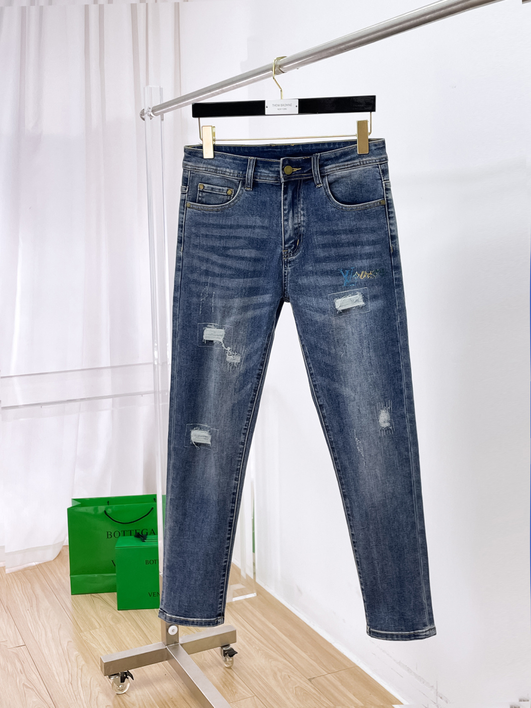 NO:650373,LV men's denim jeans, official album and poster outfit style!  High-grade imported denim raw color fabrics are supplied to customers, and the pure 13oz denim fabrics from Okayama, Japan are specially selected. Heavy-duty environmentally friendly plant enzyme washing process is used. The texture has a light retro color, which is quite beautiful and is very suitable for autumn and winter color matching. The fabric is soft and delicate after washing, but has strong bones and a slight stretch, providing an excellent comfortable experience. There is no damage from any technological elements throughout the body, retaining the purest tannin color!  The details throughout the body are perfect, exquisite and sophisticated. The latest leather label on the waist highlights the brand's characteristics. The hardware accessories, leather label and wiring all reflect the craftsmanship!  The silhouette is perfectly tailored and has excellent butt lift and slimming effect. It can be easily matched with any top in the wardrobe. It has wide compatibility and is suitable for various daily wear. The upper body is full of style. It is a must-have trousers for those who are obsessed with quality control and 1V!  Size 29-38 (not 35.37),,louis vuitton,jeans,alexander wang19860909LV 男士丹宁牛仔裤,官宣画册海报穿搭款！ 客供高级进口的丹宁原色面料,特选日本冈山纯正13oz 盎司牛仔布料,重磅环保植物酵素水洗工艺,肌理有着淡淡的复古色彩,相当漂亮,极符合秋冬的配色,面料经过水洗后柔软细腻,但筋骨感极强,且略带弹力,提供了绝佳的舒适体验,通身无任何工艺元素破坏,保留了最纯粹的丹宁本色！通身细节完美如斯,精湛且考究,最新的腰部皮标彰显了品牌特质,五金配件、皮标、走线无不体现出匠心工艺！版型剪裁完美,提臀修身效果绝佳,可轻松横扫衣橱任何的上装搭配,兼容性广泛,满足于日常各种穿搭,上身型款十足,于品质控及1V迷控者必入型裤装！ 尺码29—38（没35.37）,,louis vuitton,jeans,alexander wang,Men's clothing