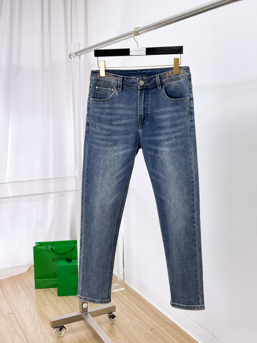 NO:650376,FENDI Fendi Men's Denim Jeans, Official Announcement Album and Poster Style!  High-grade imported denim raw color fabrics are supplied to customers, and the pure 13oz denim fabrics from Okayama, Japan are specially selected. Heavy-duty environmentally friendly plant enzyme washing process is used. The texture has a light retro color, which is quite beautiful and is very suitable for autumn and winter color matching. The fabric is soft and delicate after washing, but has strong bones and a slight stretch, providing an excellent comfortable experience. There is no damage from any technological elements throughout the body, retaining the purest tannin color!  The details throughout the body are perfect, exquisite and sophisticated. The latest leather label on the waist highlights the brand's characteristics. The hardware accessories, leather label and wiring all reflect the craftsmanship!  The silhouette is perfectly tailored and has excellent butt lift and slimming effect. It can be easily matched with any top in the wardrobe. It has wide compatibility and is suitable for various daily wear. The upper body is full of style. It is a must-have trousers for those who are obsessed with quality control and 1V!  Size 29-38 (not 35.37),,fendi,fendi,jeans,alexander wang19860909FENDI 芬迪 男士丹宁牛仔裤,官宣画册海报穿搭款！ 客供高级进口的丹宁原色面料,特选日本冈山纯正13oz 盎司牛仔布料,重磅环保植物酵素水洗工艺,肌理有着淡淡的复古色彩,相当漂亮,极符合秋冬的配色,面料经过水洗后柔软细腻,但筋骨感极强,且略带弹力,提供了绝佳的舒适体验,通身无任何工艺元素破坏,保留了最纯粹的丹宁本色！通身细节完美如斯,精湛且考究,最新的腰部皮标彰显了品牌特质,五金配件、皮标、走线无不体现出匠心工艺！版型剪裁完美,提臀修身效果绝佳,可轻松横扫衣橱任何的上装搭配,兼容性广泛,满足于日常各种穿搭,上身型款十足,于品质控及1V迷控者必入型裤装！ 尺码29—38（没35.37）,,fendi,fendi,jeans,alexander wang,Men's clothing