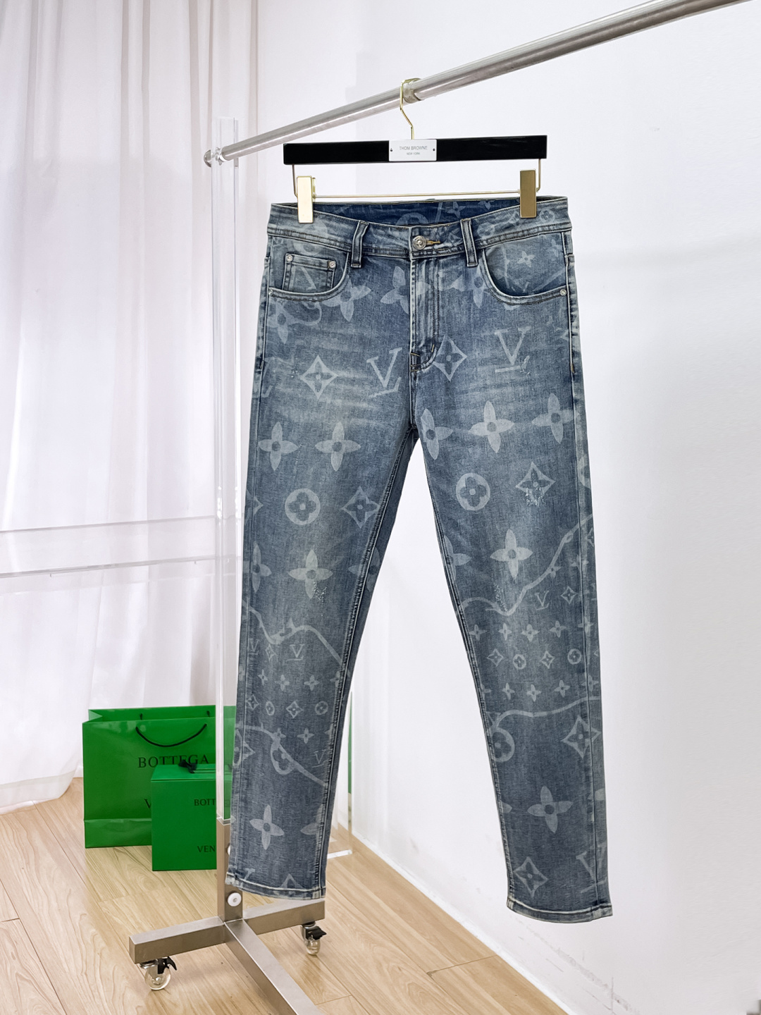 NO:650379,LV men's denim jeans, official album and poster outfit style!  High-grade imported denim raw color fabrics are supplied to customers, and the pure 13oz denim fabrics from Okayama, Japan are specially selected. Heavy-duty environmentally friendly plant enzyme washing process is used. The texture has a light retro color, which is quite beautiful and is very suitable for autumn and winter color matching. The fabric is soft and delicate after washing, but has strong bones and a slight stretch, providing an excellent comfortable experience. There is no damage from any technological elements throughout the body, retaining the purest tannin color!  The details throughout the body are perfect, exquisite and sophisticated. The latest leather label on the waist highlights the brand's characteristics. The hardware accessories, leather label and wiring all reflect the craftsmanship!  The silhouette is perfectly tailored and has excellent butt lift and slimming effect. It can be easily matched with any top in the wardrobe. It has wide compatibility and is suitable for various daily wear. The upper body is full of style. It is a must-have trousers for those who are obsessed with quality control and 1V!  Size 29-38 (not 35.37),,louis vuitton,jeans,alexander wang19860909LV 男士丹宁牛仔裤,官宣画册海报穿搭款！ 客供高级进口的丹宁原色面料,特选日本冈山纯正13oz 盎司牛仔布料,重磅环保植物酵素水洗工艺,肌理有着淡淡的复古色彩,相当漂亮,极符合秋冬的配色,面料经过水洗后柔软细腻,但筋骨感极强,且略带弹力,提供了绝佳的舒适体验,通身无任何工艺元素破坏,保留了最纯粹的丹宁本色！通身细节完美如斯,精湛且考究,最新的腰部皮标彰显了品牌特质,五金配件、皮标、走线无不体现出匠心工艺！版型剪裁完美,提臀修身效果绝佳,可轻松横扫衣橱任何的上装搭配,兼容性广泛,满足于日常各种穿搭,上身型款十足,于品质控及1V迷控者必入型裤装！ 尺码29—38（没35.37）,,louis vuitton,jeans,alexander wang,Men's clothing