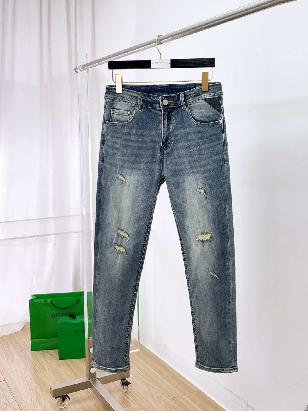 NO:650381,Dior men's denim jeans, official album and poster style!  High-grade imported denim raw color fabrics are supplied to customers, and the pure 13oz denim fabrics from Okayama, Japan are specially selected. Heavy-duty environmentally friendly plant enzyme washing process is used. The texture has a light retro color, which is quite beautiful and is very suitable for autumn and winter color matching. The fabric is soft and delicate after washing, but has strong bones and a slight stretch, providing an excellent comfortable experience. There is no damage from any technological elements throughout the body, retaining the purest tannin color!  The details throughout the body are perfect, exquisite and sophisticated. The latest leather label on the waist highlights the brand's characteristics. The hardware accessories, leather label and wiring all reflect the craftsmanship!  The silhouette is perfectly tailored and has excellent butt lift and slimming effect. It can be easily matched with any top in the wardrobe. It has wide compatibility and is suitable for various daily wear. The upper body is full of style. It is a must-have trousers for those who are obsessed with quality control and 1V!  Size 29-38 (not 35.37), dior, dior, jeans, alexander wang19860909Dior 迪奥 男士丹宁牛仔裤,官宣画册海报穿搭款！ 客供高级进口的丹宁原色面料,特选日本冈山纯正13oz 盎司牛仔布料,重磅环保植物酵素水洗工艺,肌理有着淡淡的复古色彩,相当漂亮,极符合秋冬的配色,面料经过水洗后柔软细腻,但筋骨感极强,且略带弹力,提供了绝佳的舒适体验,通身无任何工艺元素破坏,保留了最纯粹的丹宁本色！通身细节完美如斯,精湛且考究,最新的腰部皮标彰显了品牌特质,五金配件、皮标、走线无不体现出匠心工艺！版型剪裁完美,提臀修身效果绝佳,可轻松横扫衣橱任何的上装搭配,兼容性广泛,满足于日常各种穿搭,上身型款十足,于品质控及1V迷控者必入型裤装！ 尺码29—38（没35.37）,,dior,dior,jeans,alexander wang,Men's clothing