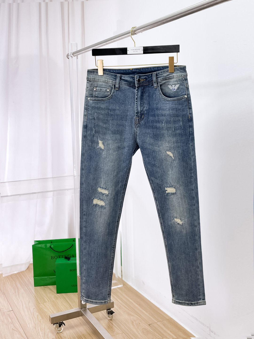 NO:650391,Armani Armani men's denim jeans, official album and poster wear style!  High-grade imported denim raw color fabrics are supplied to customers, and the pure 13oz denim fabrics from Okayama, Japan are specially selected. Heavy-duty environmentally friendly plant enzyme washing process is used. The texture has a light retro color, which is quite beautiful and is very suitable for autumn and winter color matching. The fabric is soft and delicate after washing, but has strong bones and a slight stretch, providing an excellent comfortable experience. There is no damage from any technological elements throughout the body, retaining the purest tannin color!  The details throughout the body are perfect, exquisite and sophisticated. The latest leather label on the waist highlights the brand's characteristics. The hardware accessories, leather label and wiring all reflect the craftsmanship!  The silhouette is perfectly tailored and has excellent butt lift and slimming effect. It can be easily matched with any top in the wardrobe. It has wide compatibility and is suitable for various daily wear. The upper body is full of style. It is a must-have trousers for those who are obsessed with quality control and 1V!  Size 29-38 (not 35.37),,armani,armani,jeans,alexander wang19860909Armani 阿玛尼 男士丹宁牛仔裤,官宣画册海报穿搭款！ 客供高级进口的丹宁原色面料,特选日本冈山纯正13oz 盎司牛仔布料,重磅环保植物酵素水洗工艺,肌理有着淡淡的复古色彩,相当漂亮,极符合秋冬的配色,面料经过水洗后柔软细腻,但筋骨感极强,且略带弹力,提供了绝佳的舒适体验,通身无任何工艺元素破坏,保留了最纯粹的丹宁本色！通身细节完美如斯,精湛且考究,最新的腰部皮标彰显了品牌特质,五金配件、皮标、走线无不体现出匠心工艺！版型剪裁完美,提臀修身效果绝佳,可轻松横扫衣橱任何的上装搭配,兼容性广泛,满足于日常各种穿搭,上身型款十足,于品质控及1V迷控者必入型裤装！ 尺码29—38（没35.37）,,armani,armani,jeans,alexander wang,Men's clothing